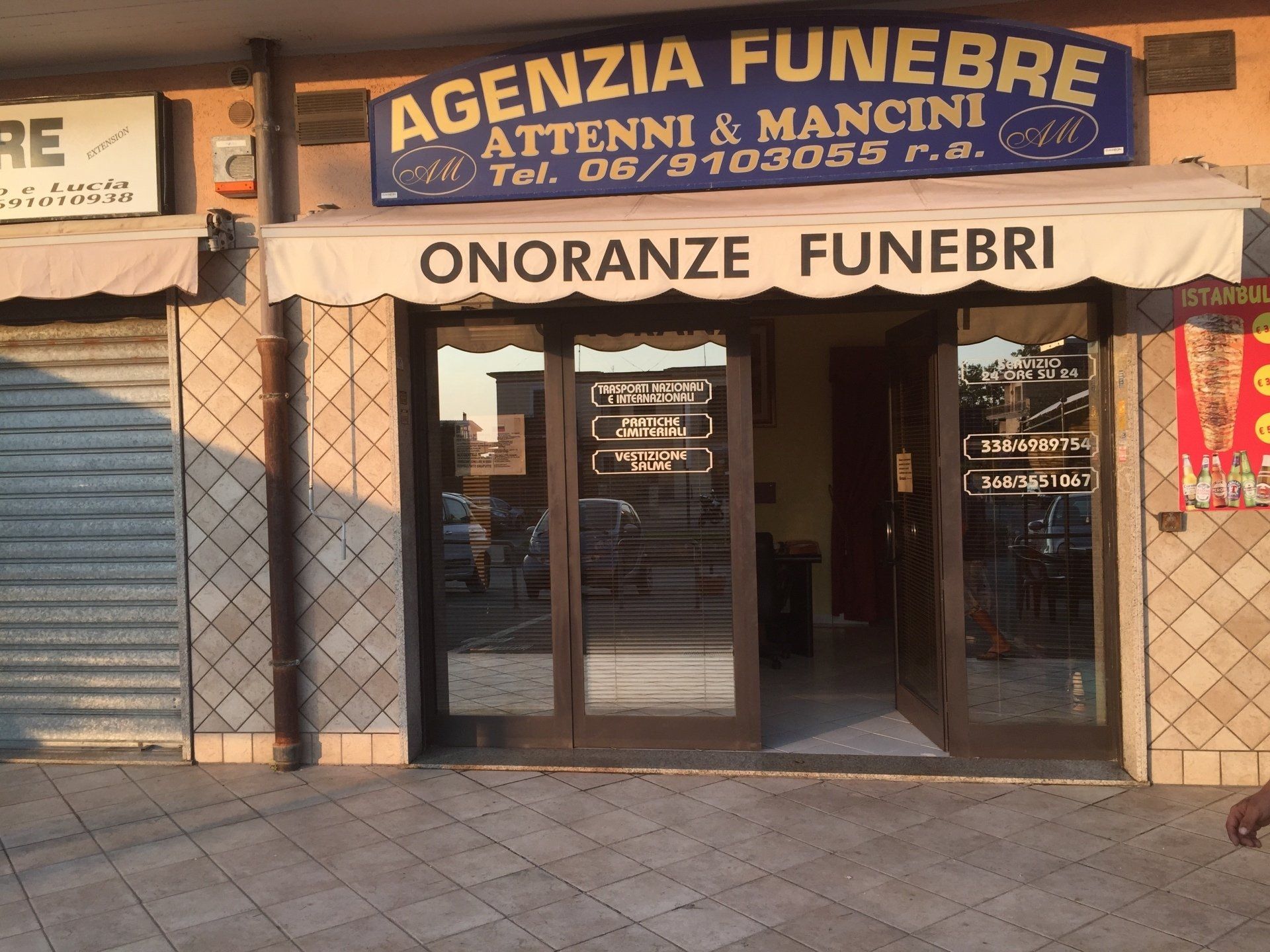 cofano funebre in legno e omaggi floreali