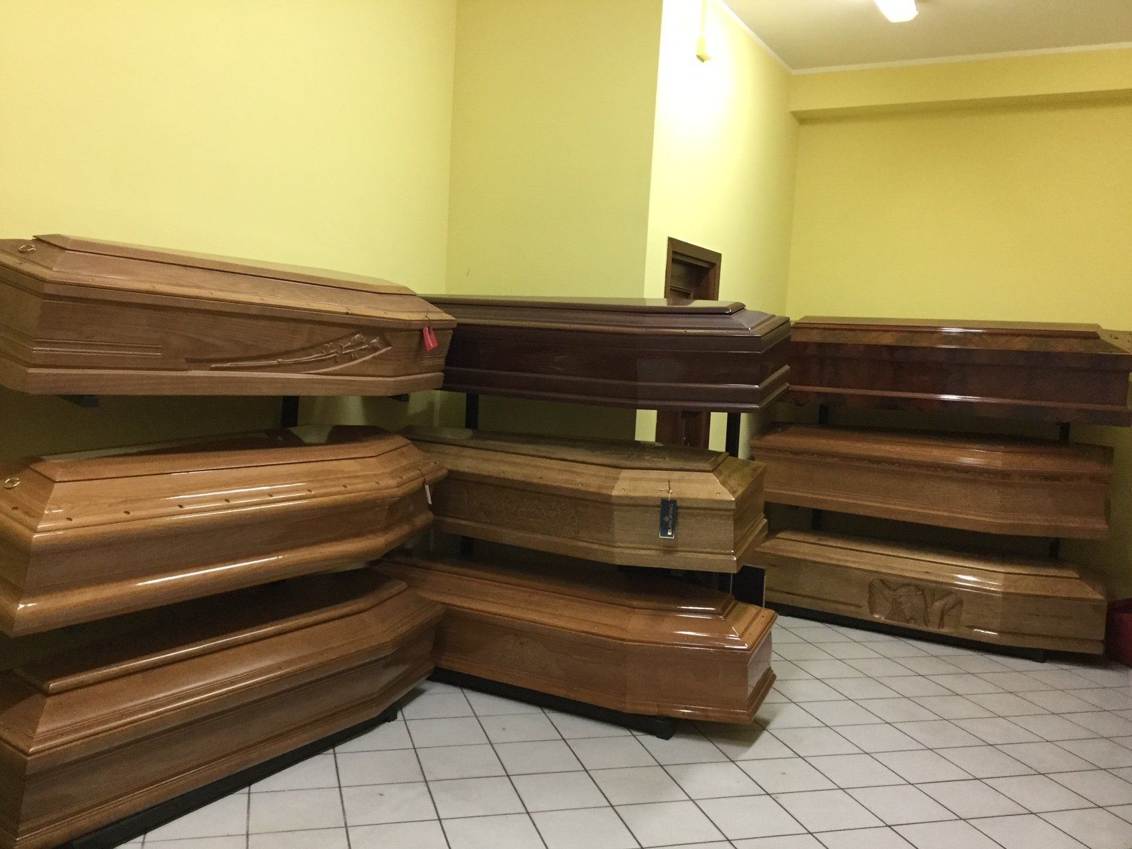 cofano funebre bianco con cuscino floreale