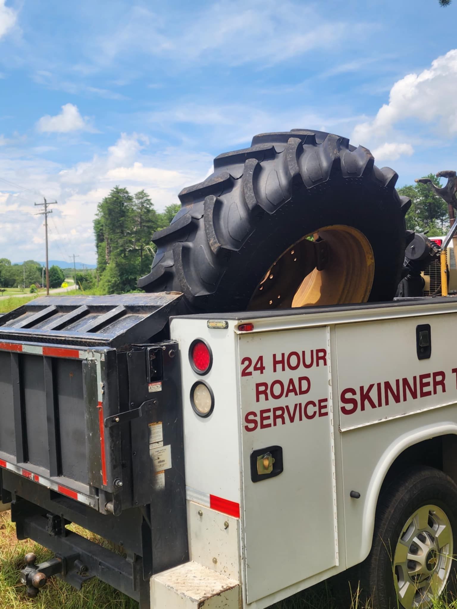 A truck that says 24 hour road service on it