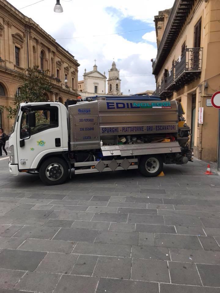 Autospurgo parcheggiato