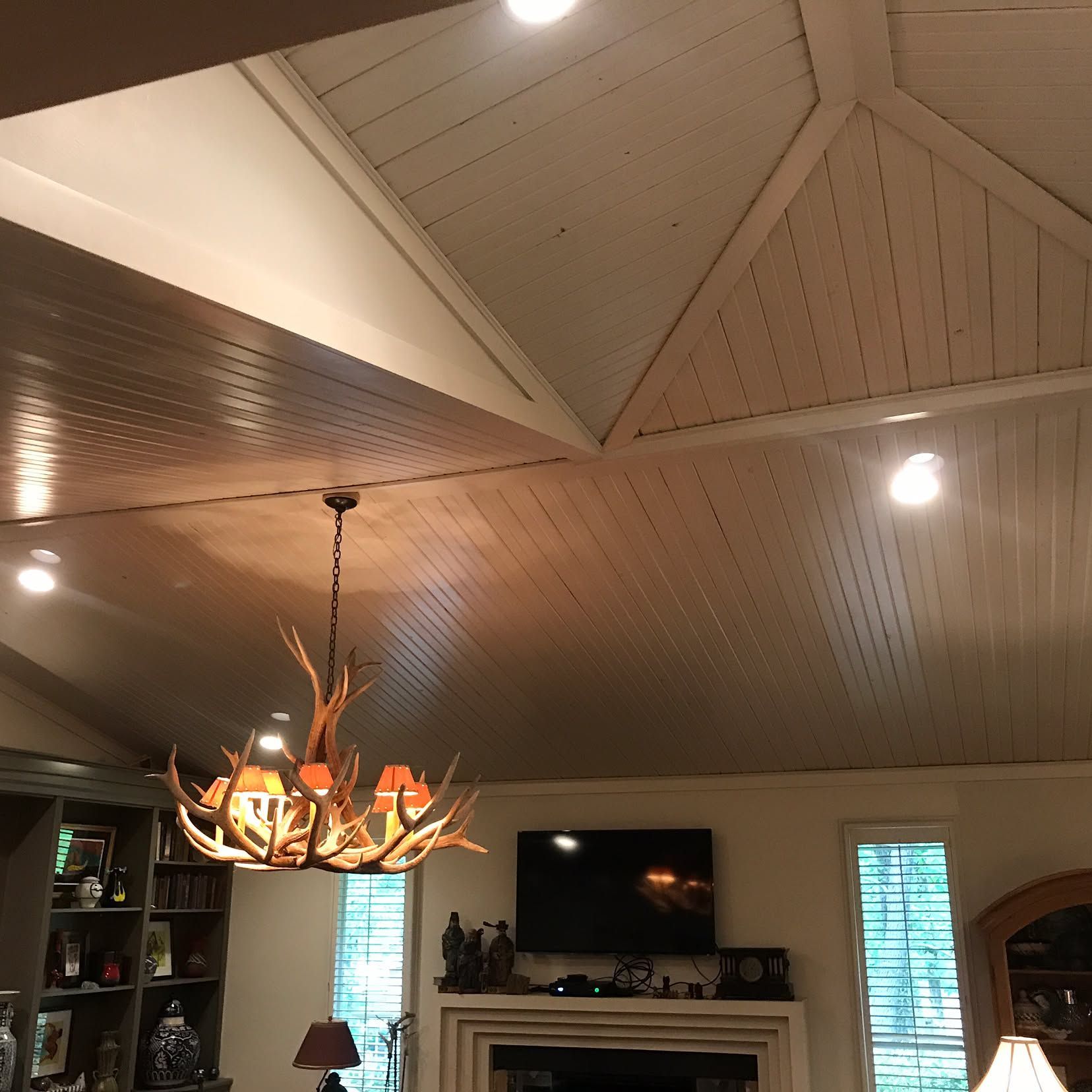 A living room with a chandelier hanging from the ceiling