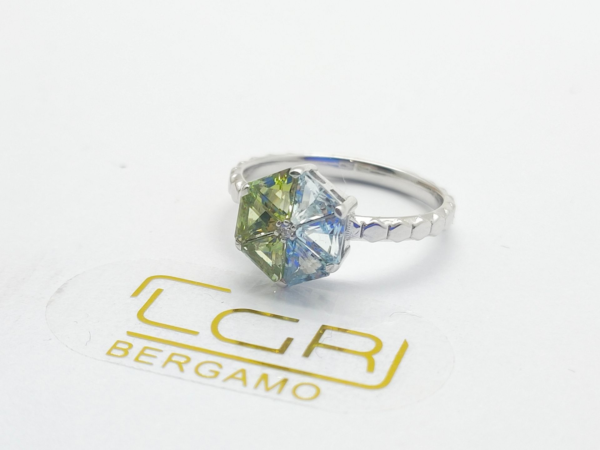 anello con oro bianco, acquamarina e peridoti
