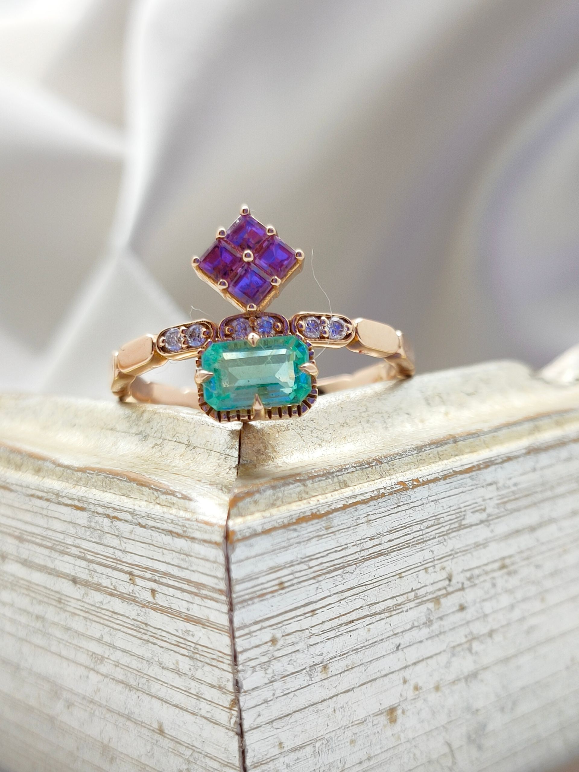 anello oro giallo con smeraldo spinelli e diamanti