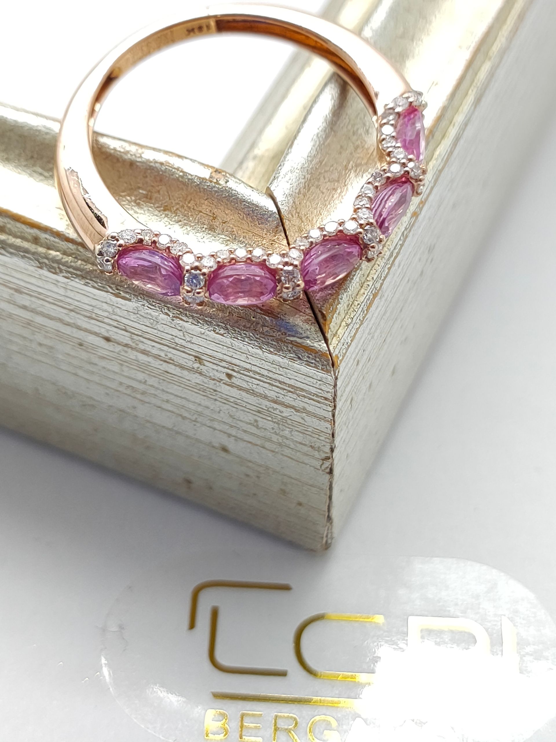 anello oro rosa con zaffiri rosa e diamanti