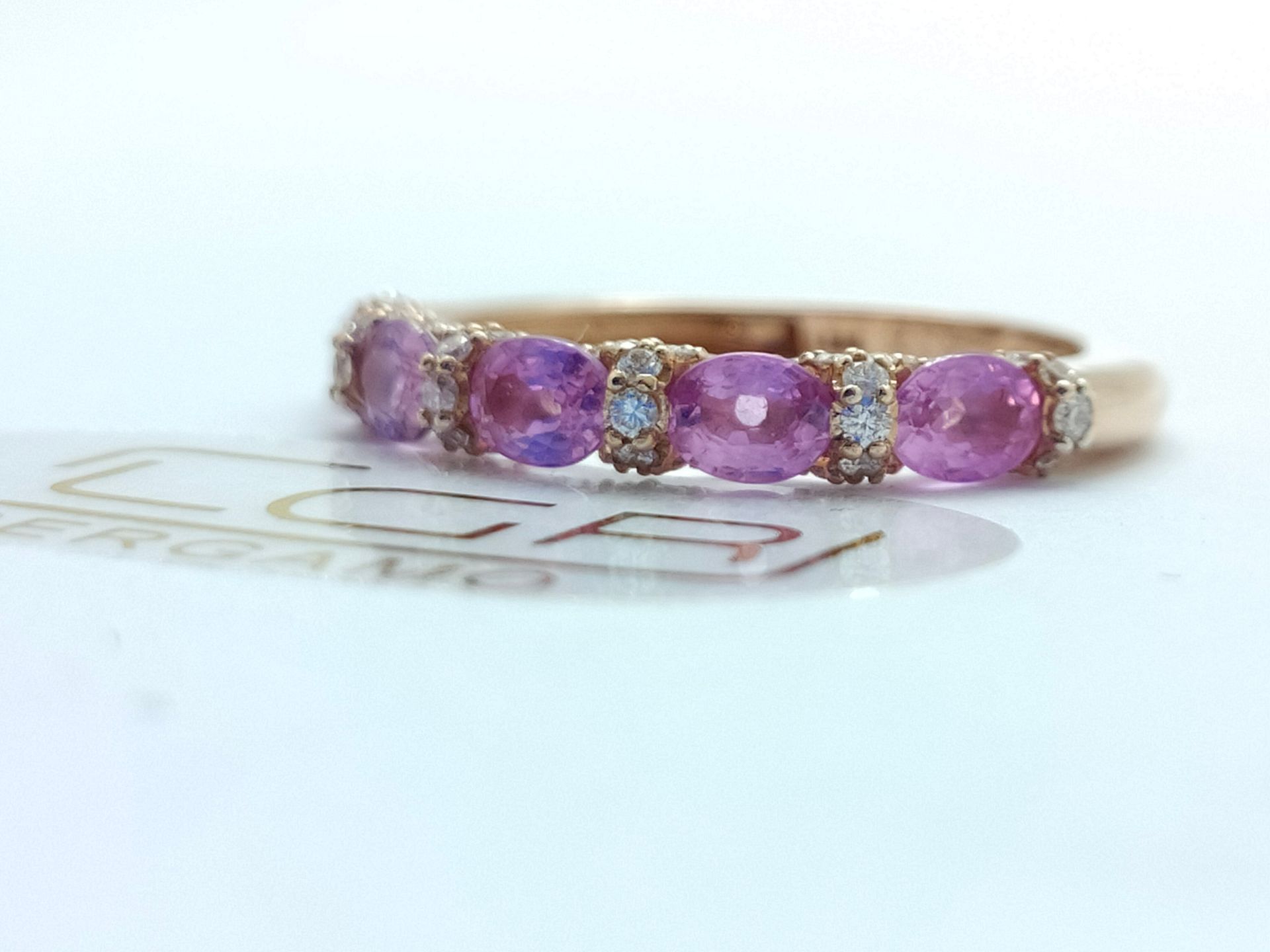 anello oro rosa con zaffiri rosa e diamanti