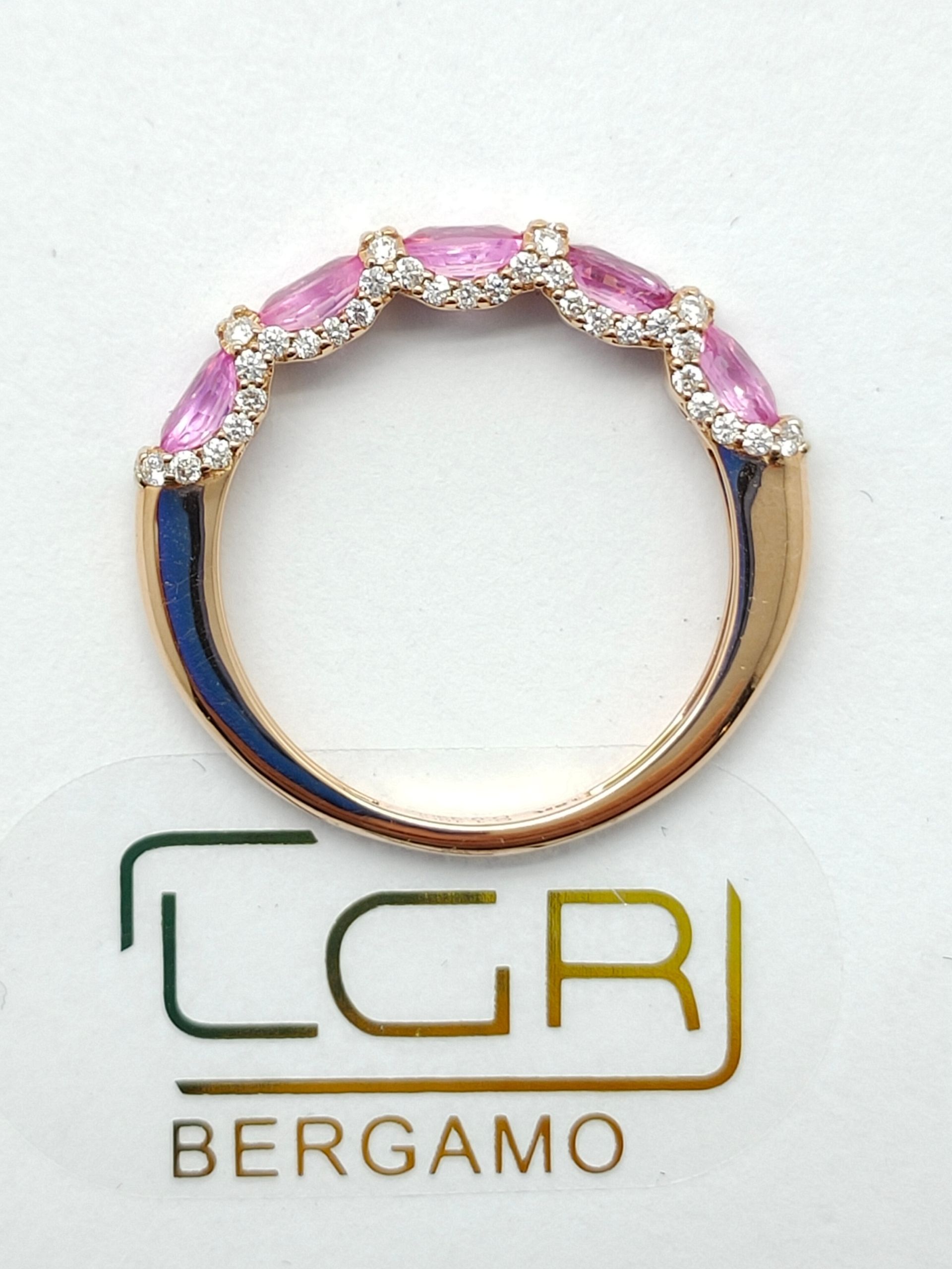 anello oro rosa con zaffiri rosa e diamanti