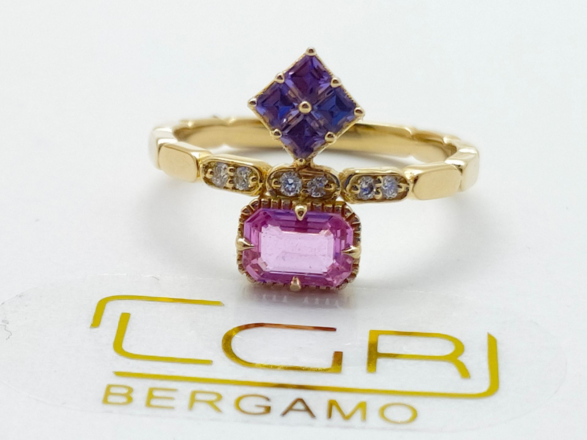 anello oro rosa con zaffiri spinelli e diamanti
