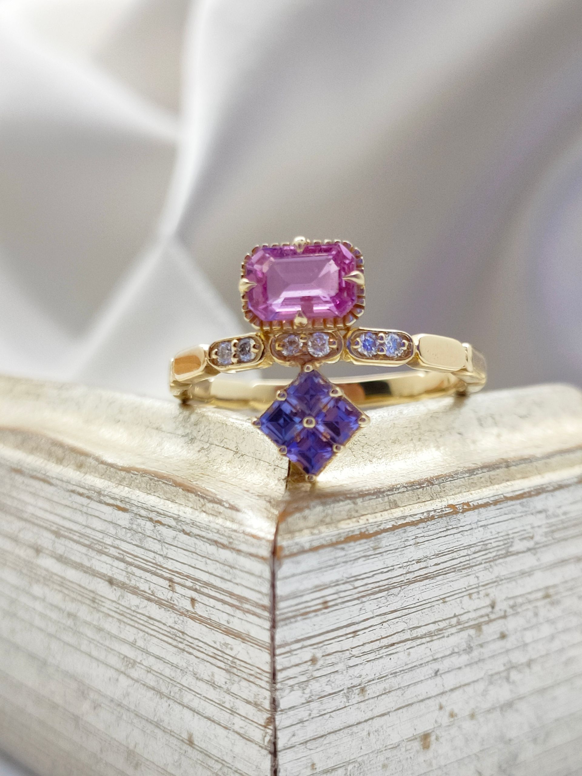 anello oro rosa con zaffiri spinelli e diamanti