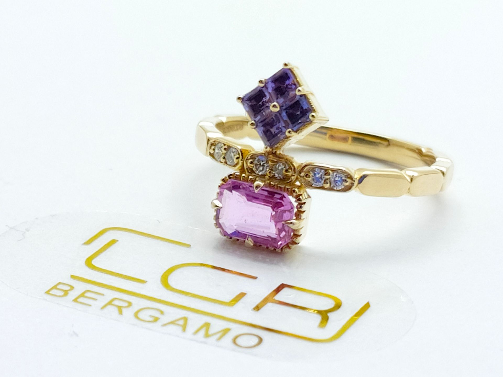 anello oro rosa con zaffiri spinelli e diamanti