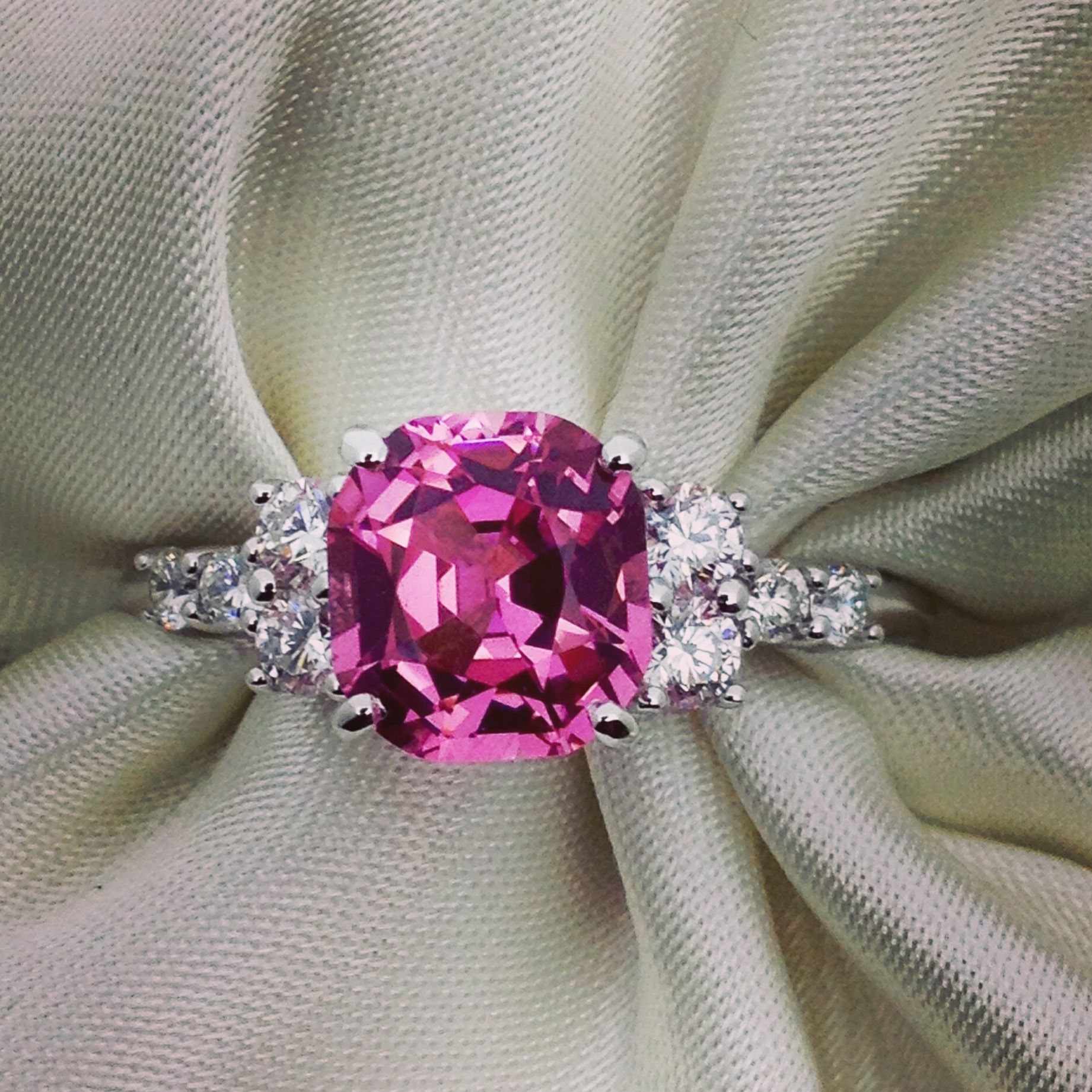 Anello con diamanti e granato malaya