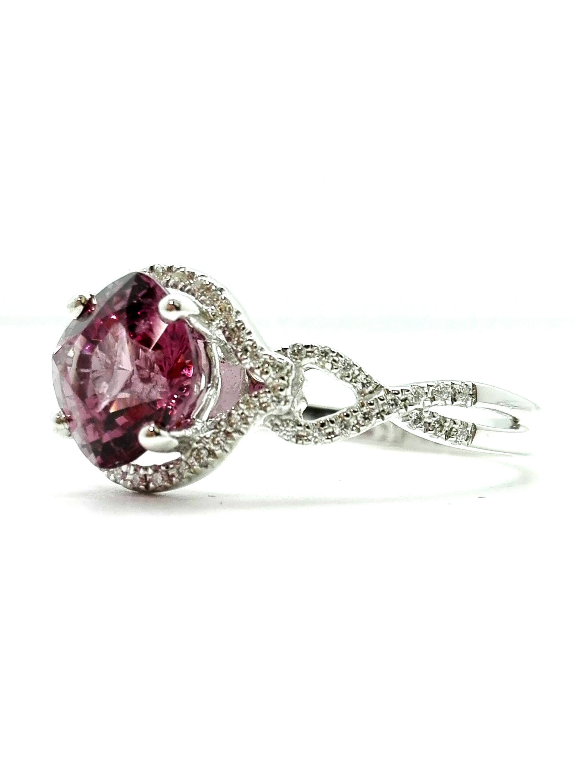 Anello con diamanti e granato malaya