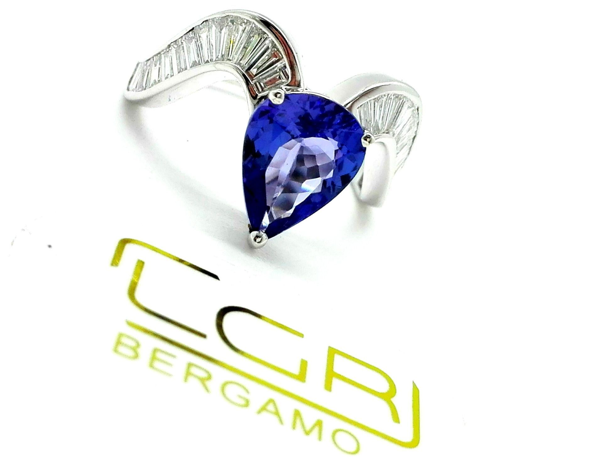 Anello con diamanti e tanzanite