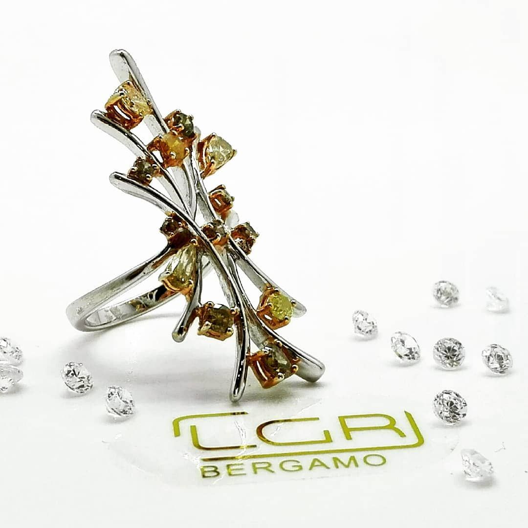 Anello con diamanti fancy color