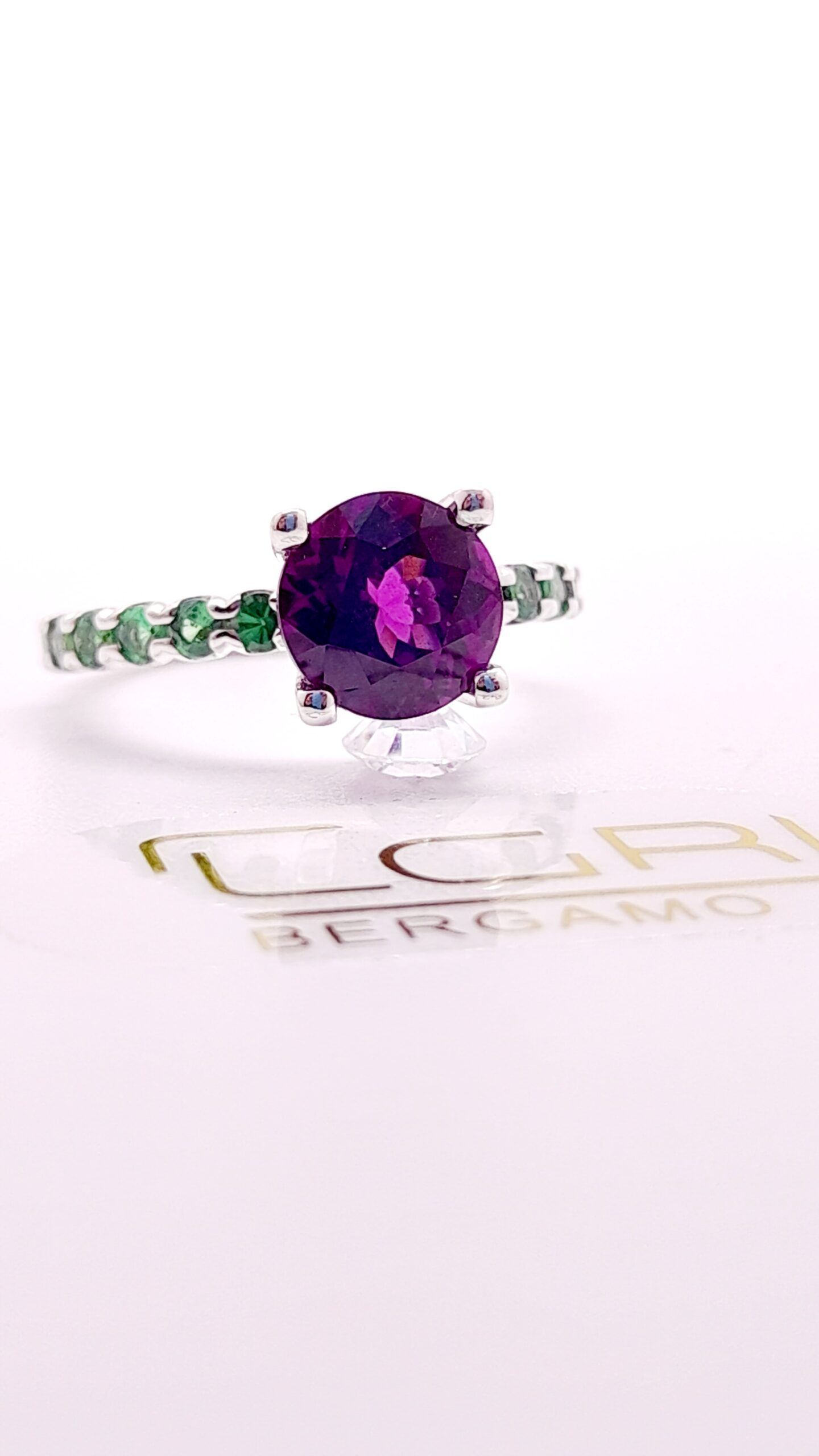 Anello con granato e zavoriti