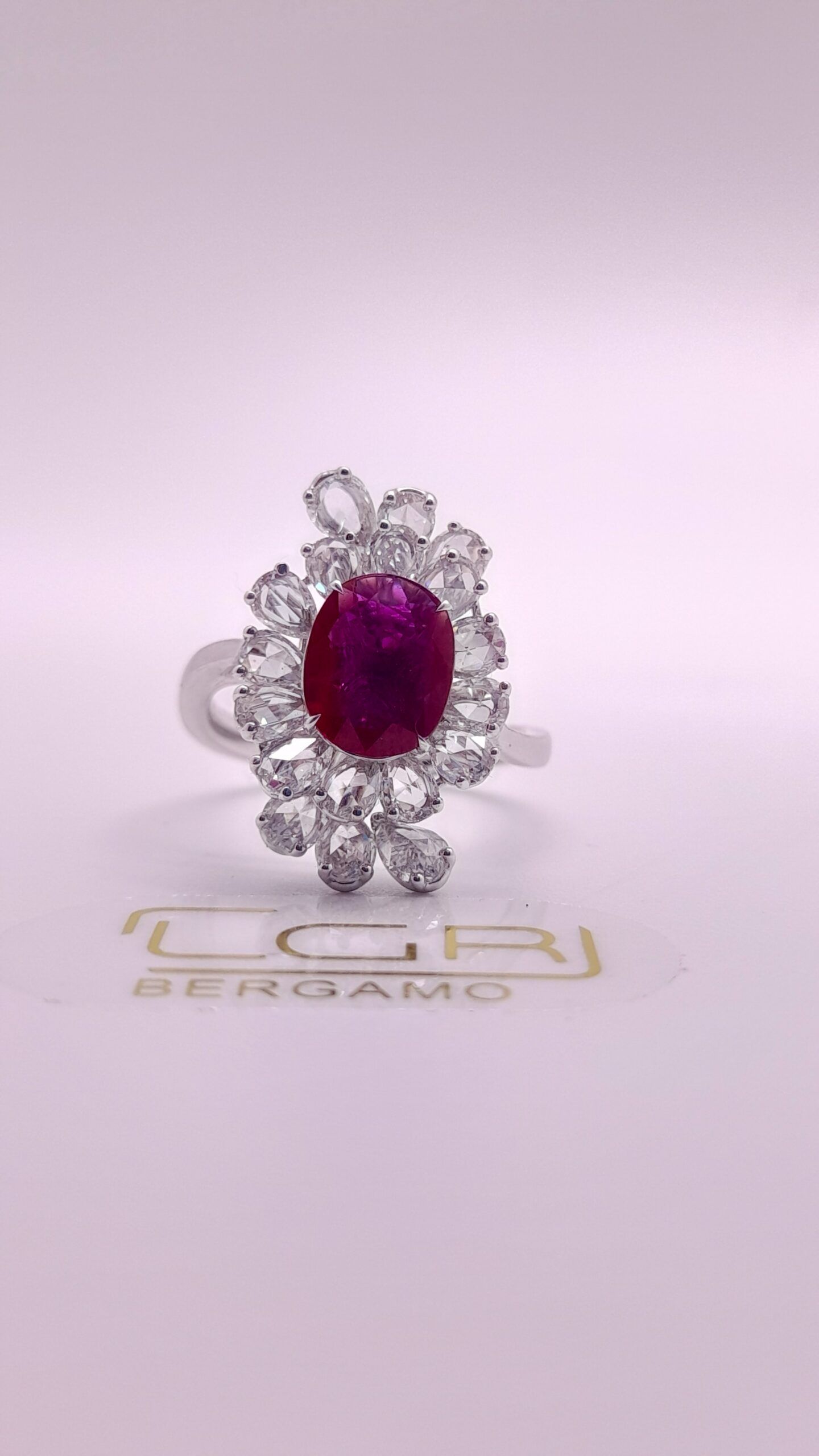 Anello con rubino e diamanti