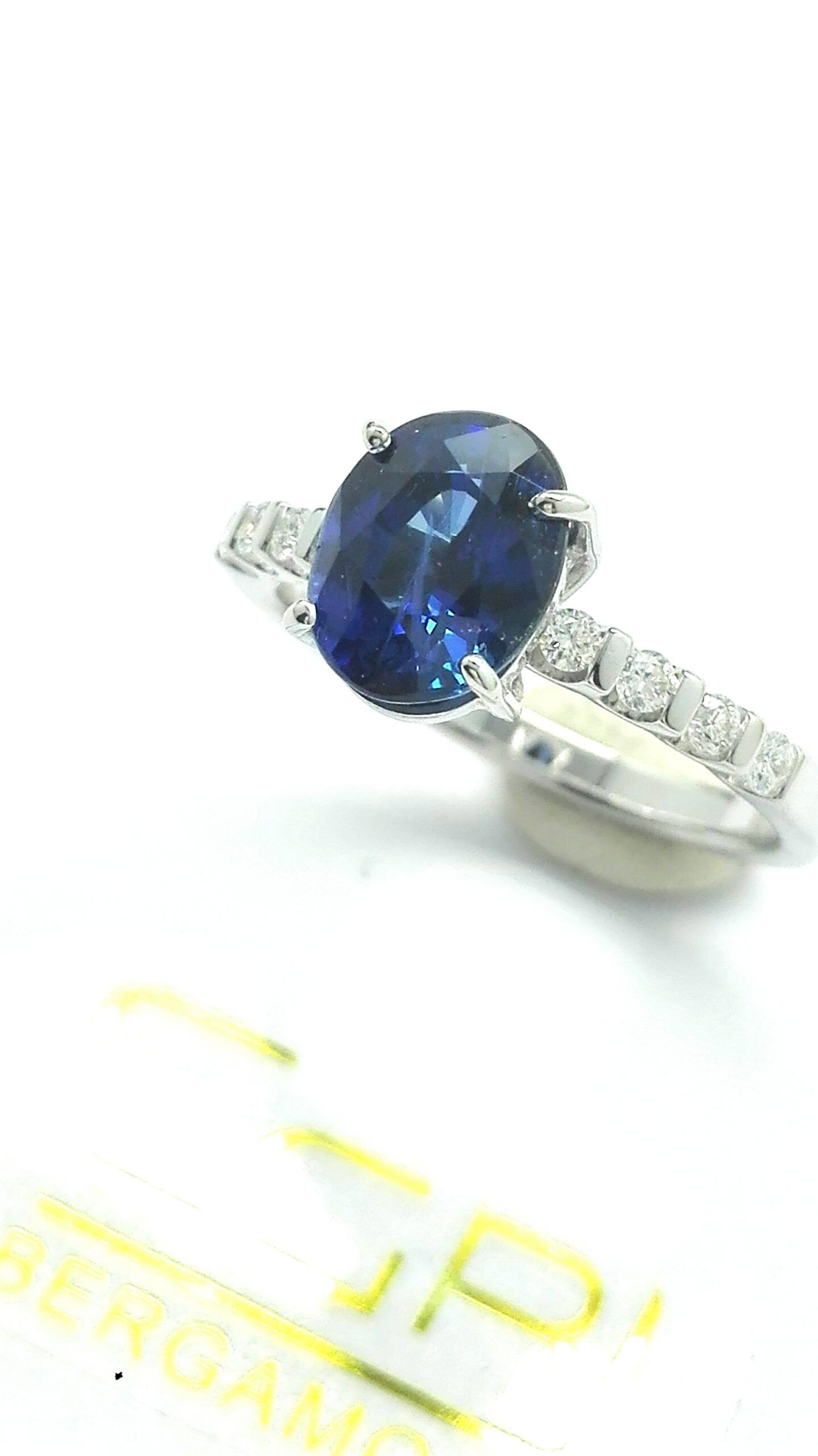 Anello con zaffiro e diamanti