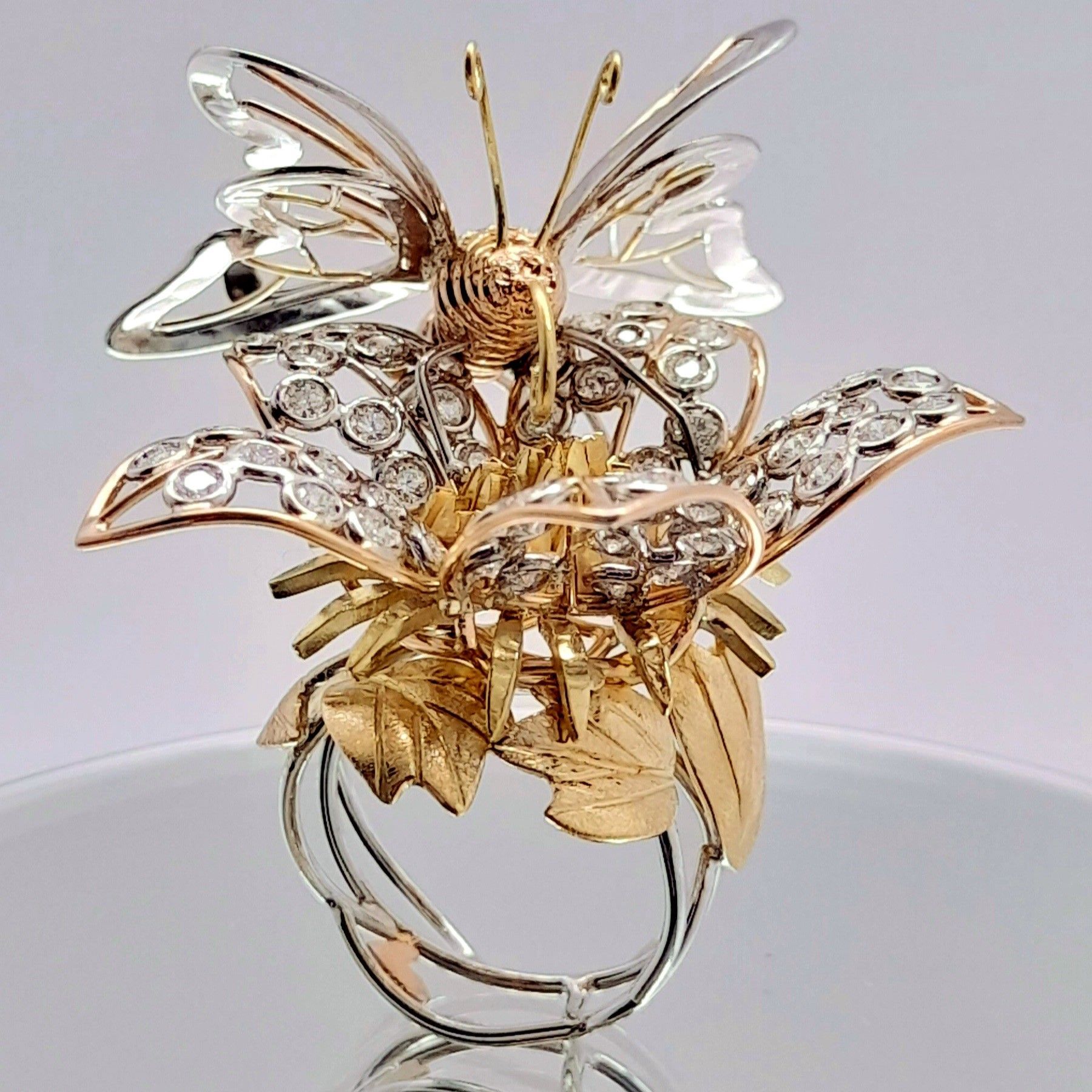 Anello farfalla in oro e diamanti realizzato a mano