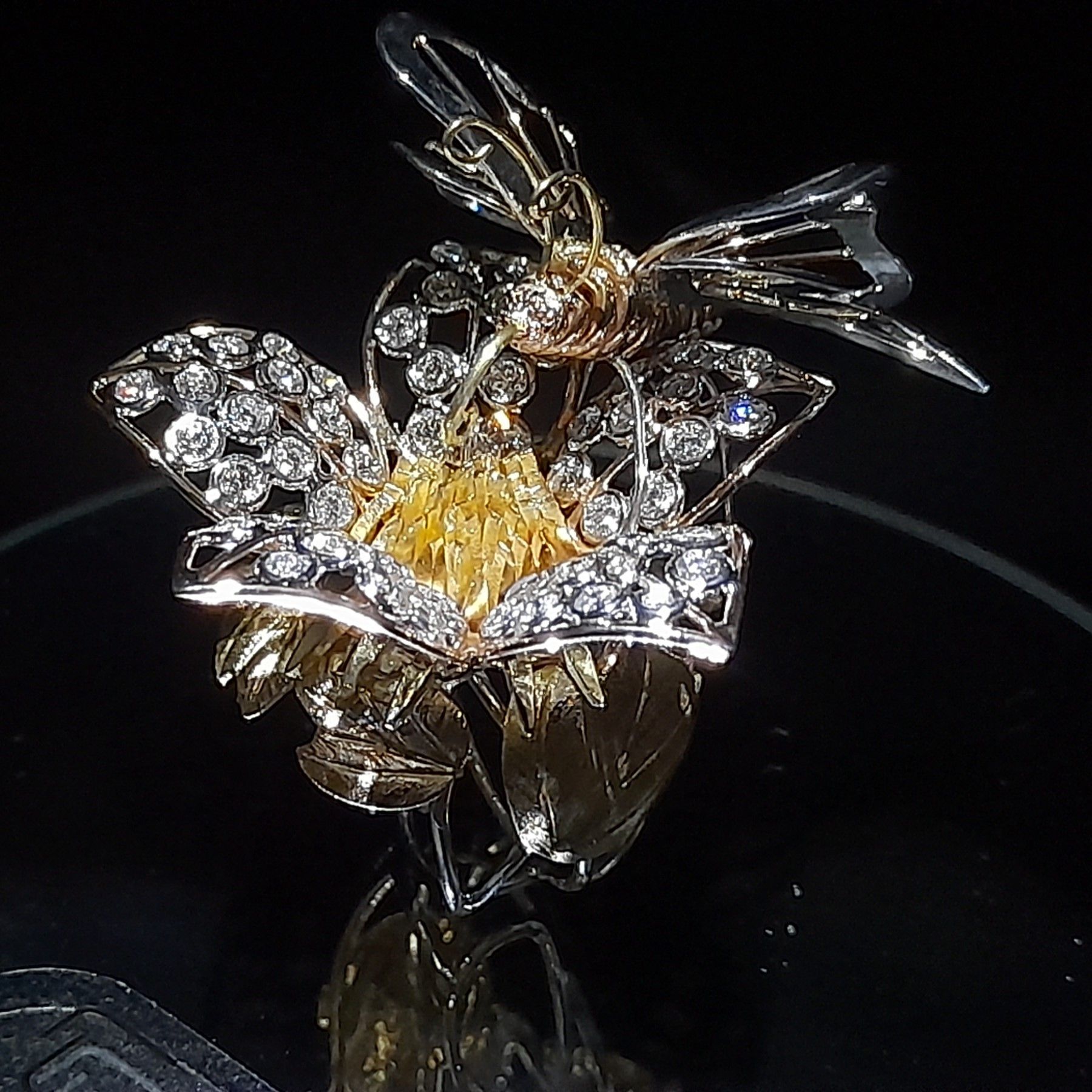Anello farfalla in oro e diamanti realizzato a mano