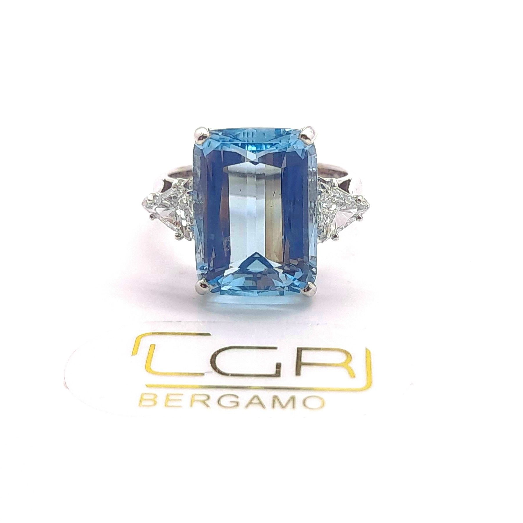 Anello in oro bianco con acqua marina e diamanti