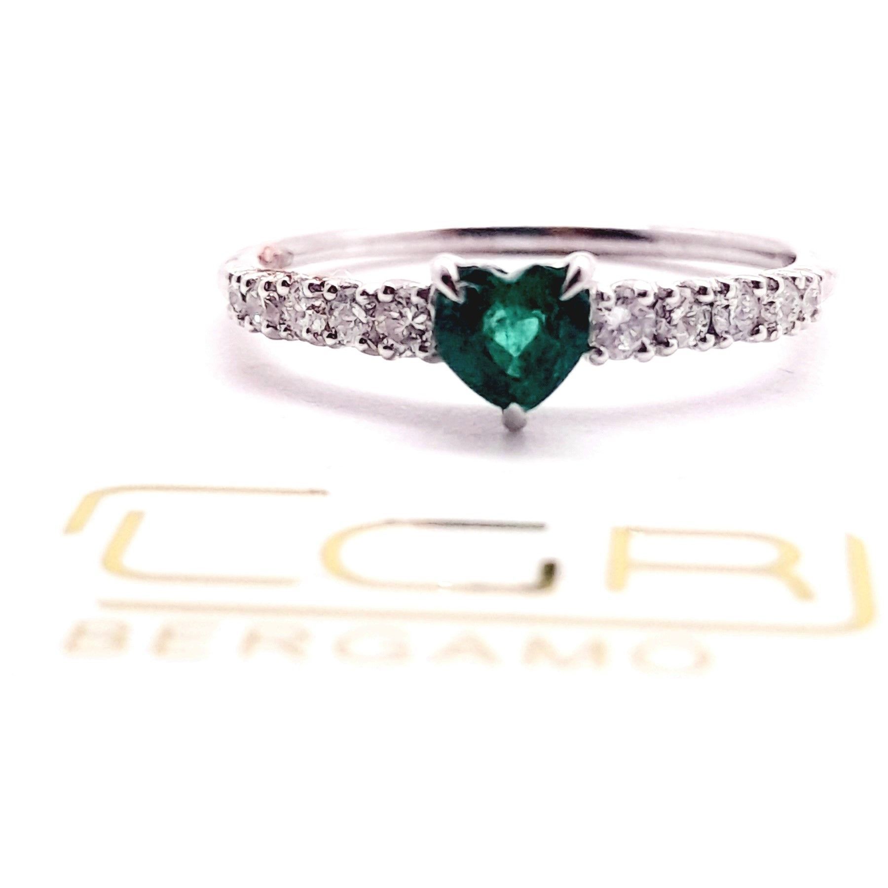 anello in oro bianco con smeraldo e brillanti