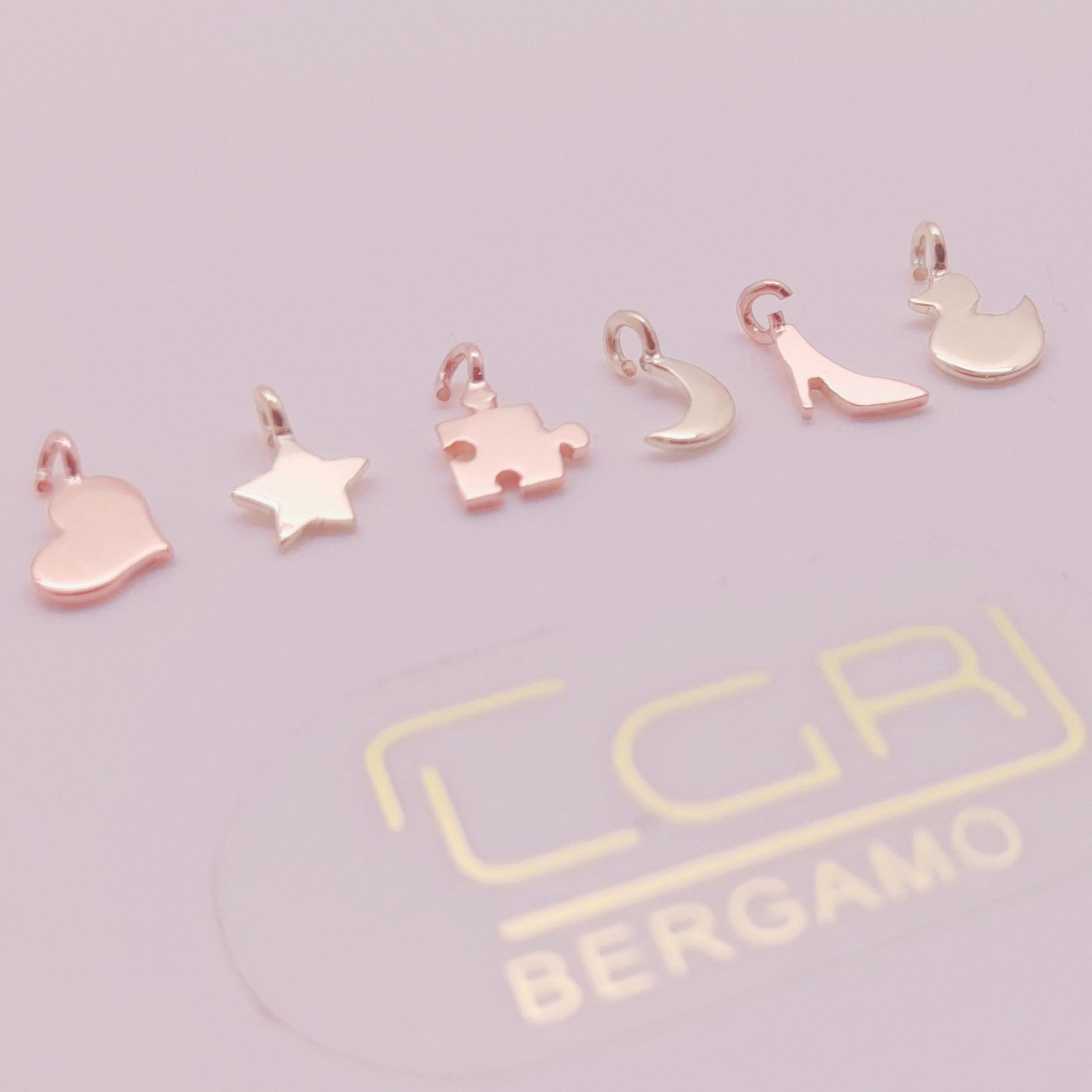braccialetto saldato al polso con charms