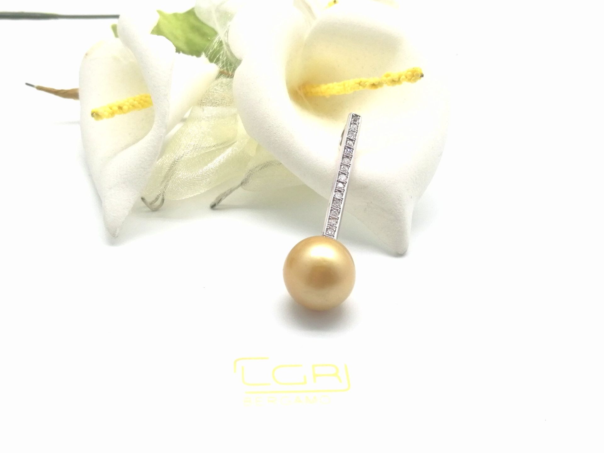 ciondolo oro bianco diamanti e perla