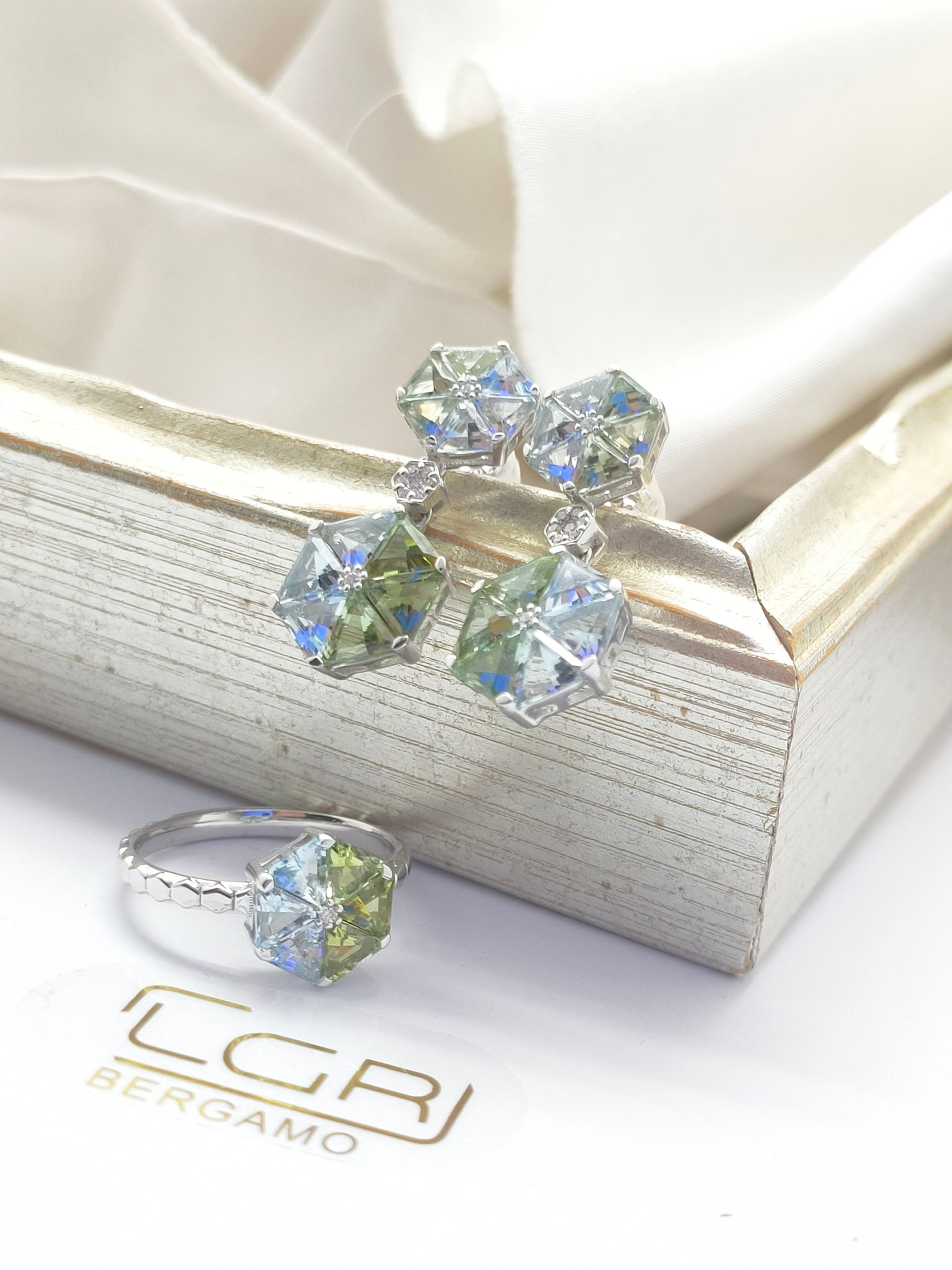 Orecchini oro bianco con acqua marina e peridoti