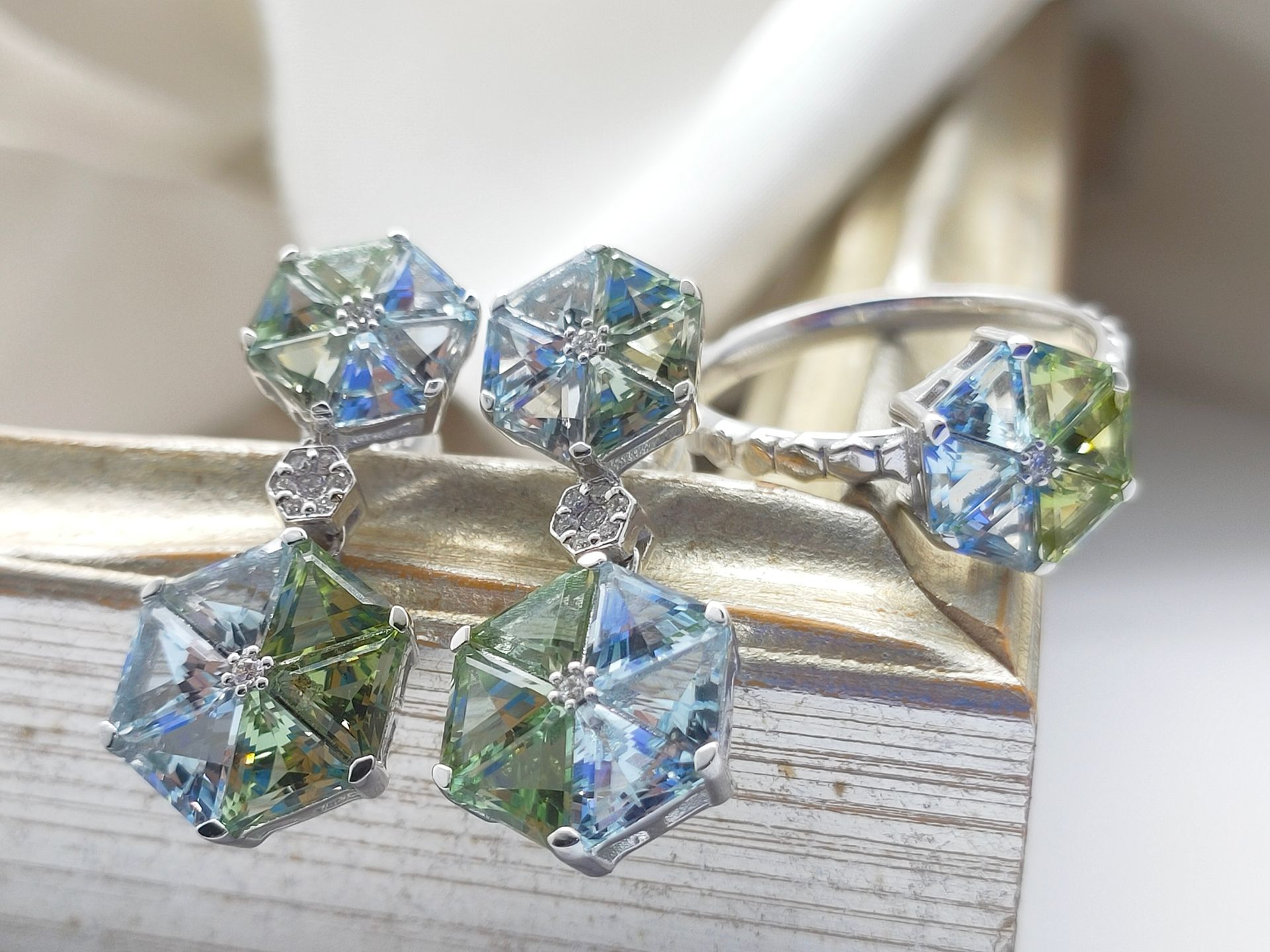 Orecchini oro bianco con acqua marina e peridoti