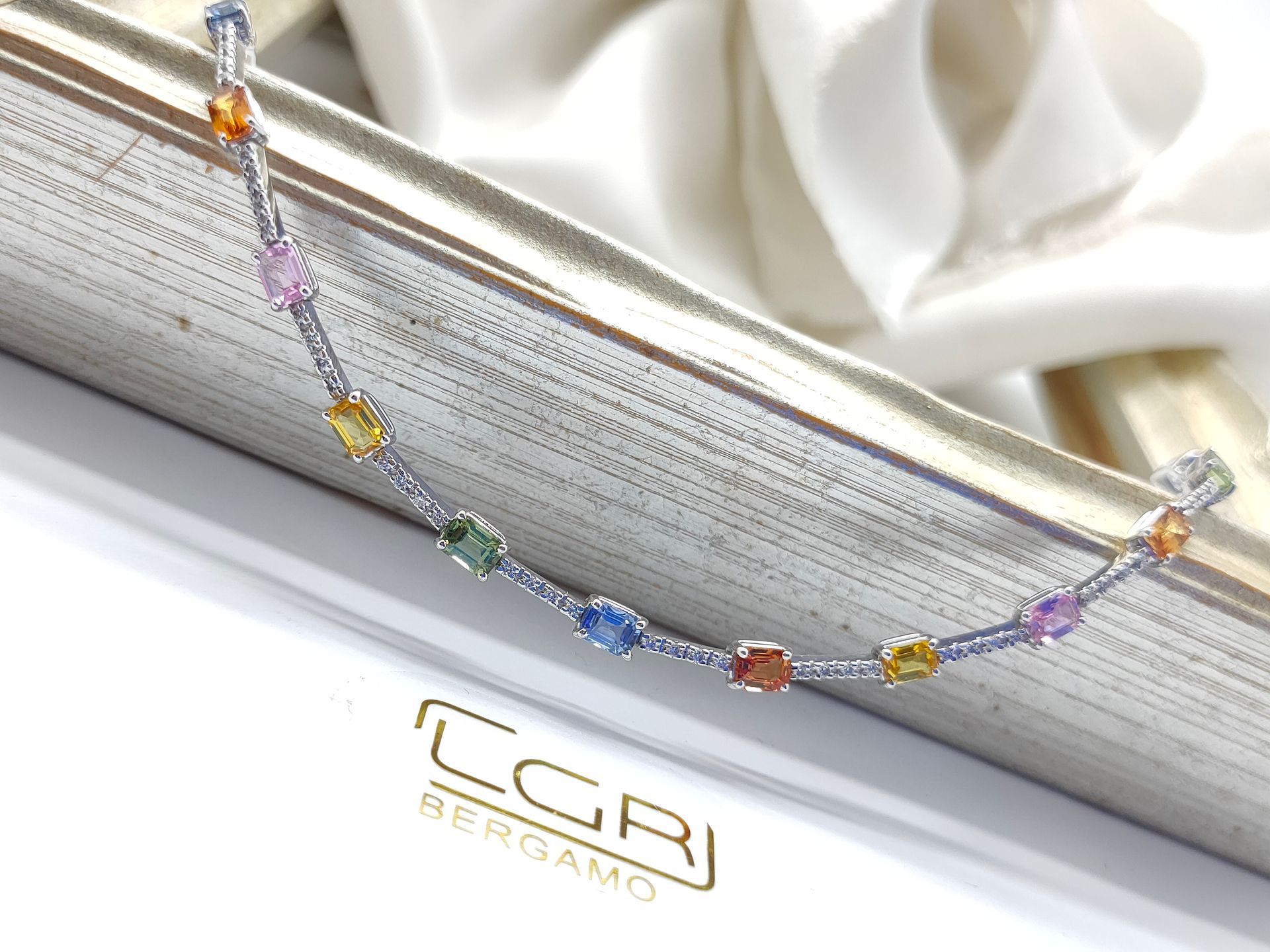 tennis oro bianco con zaffiri multicolor e diamanti