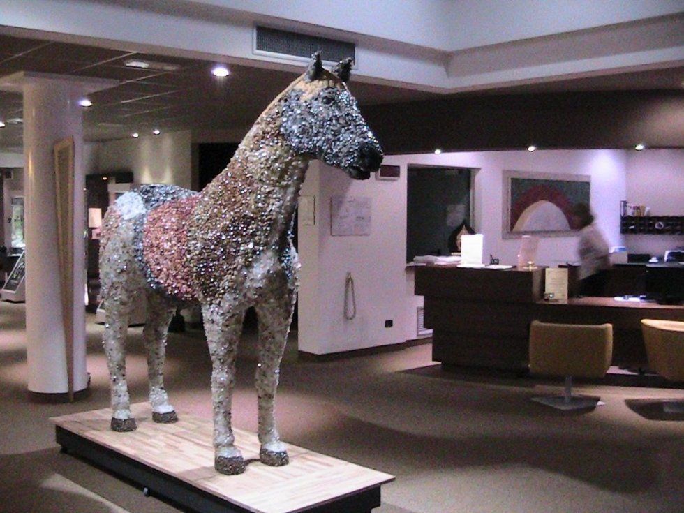 cavallo ricoperto interamente di pietre e gemme preziose