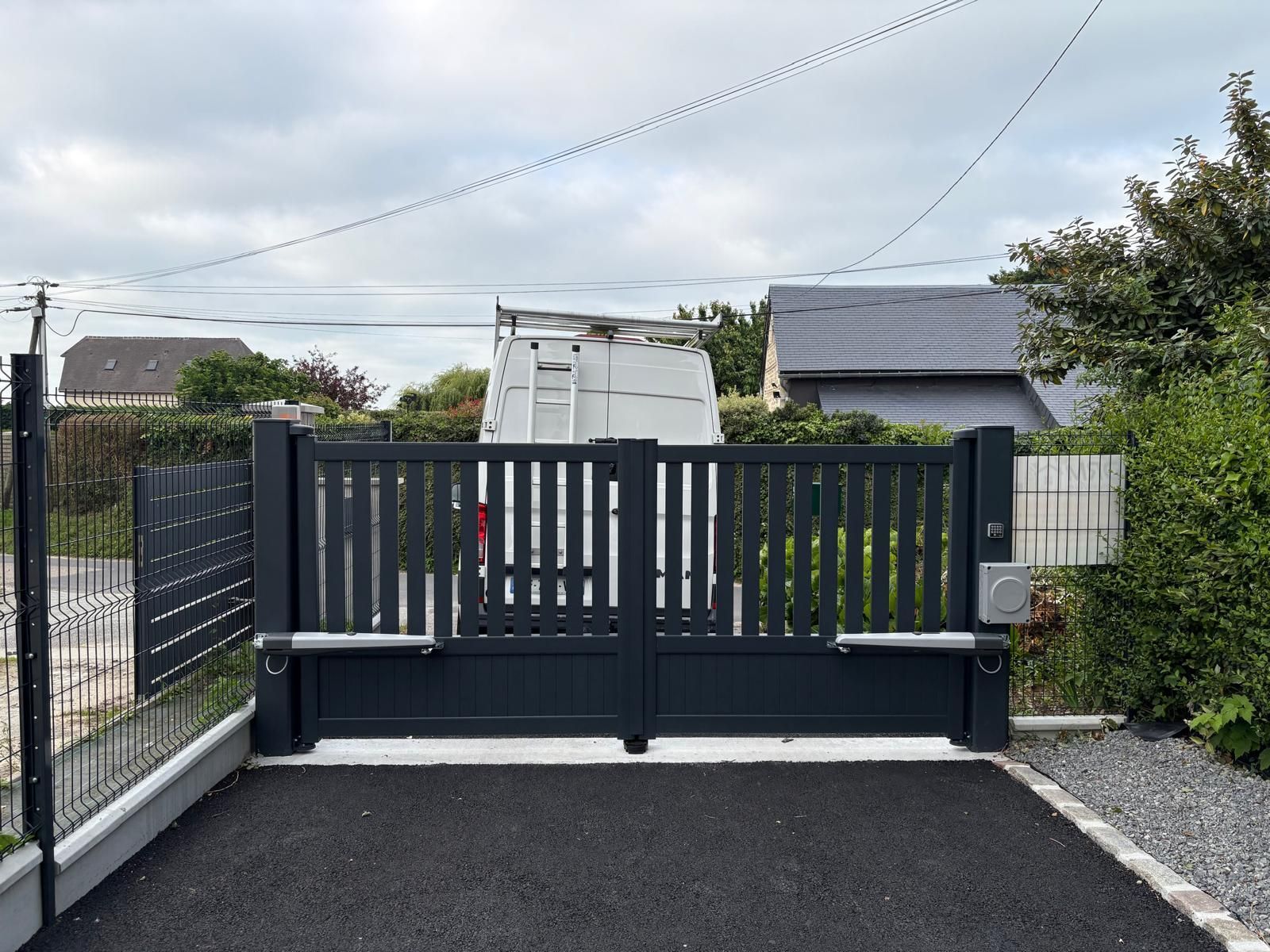 Portail battant aluminium gris anthracite avec moteur