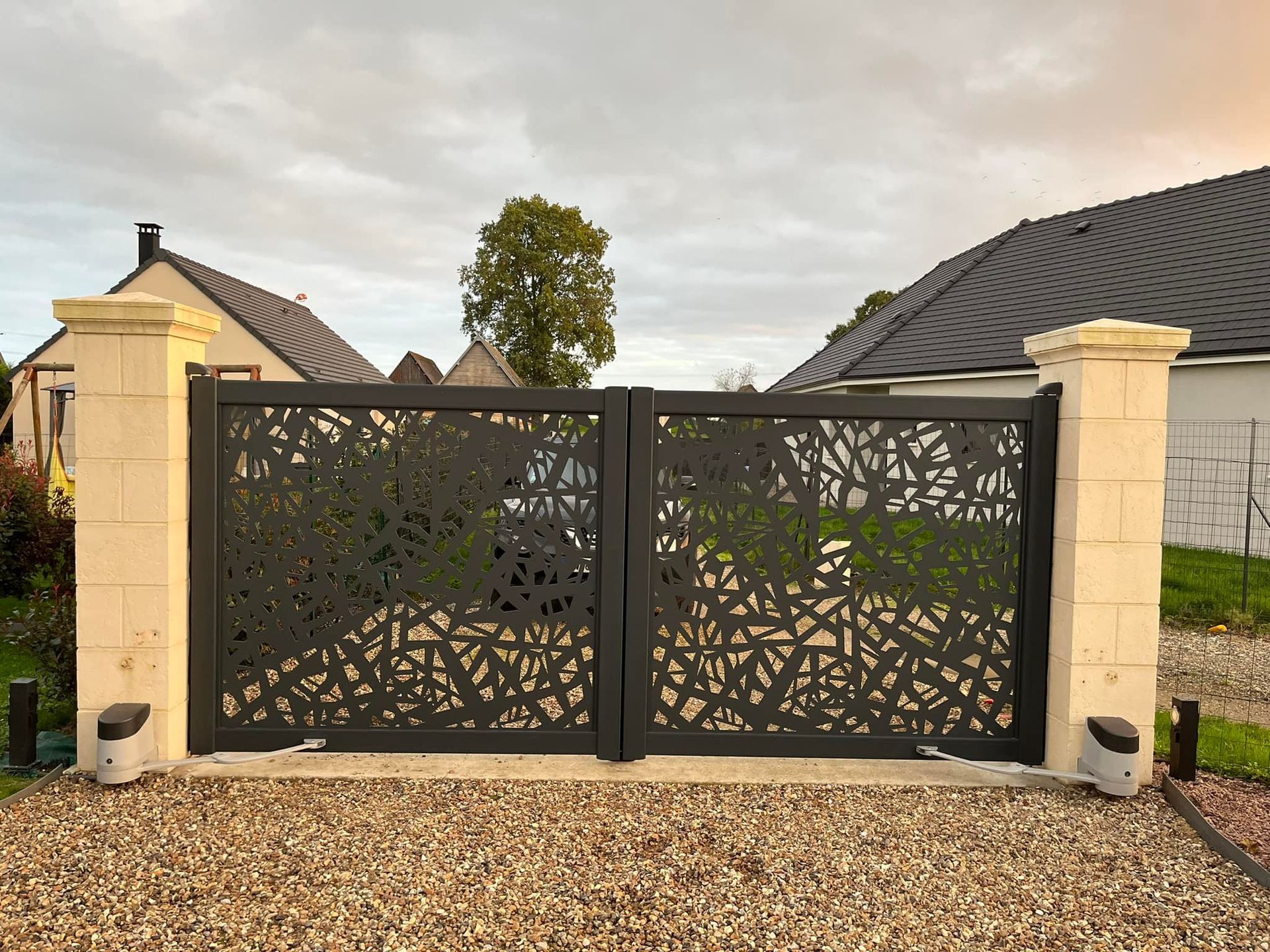 Un portail battant en aluminium de qualité