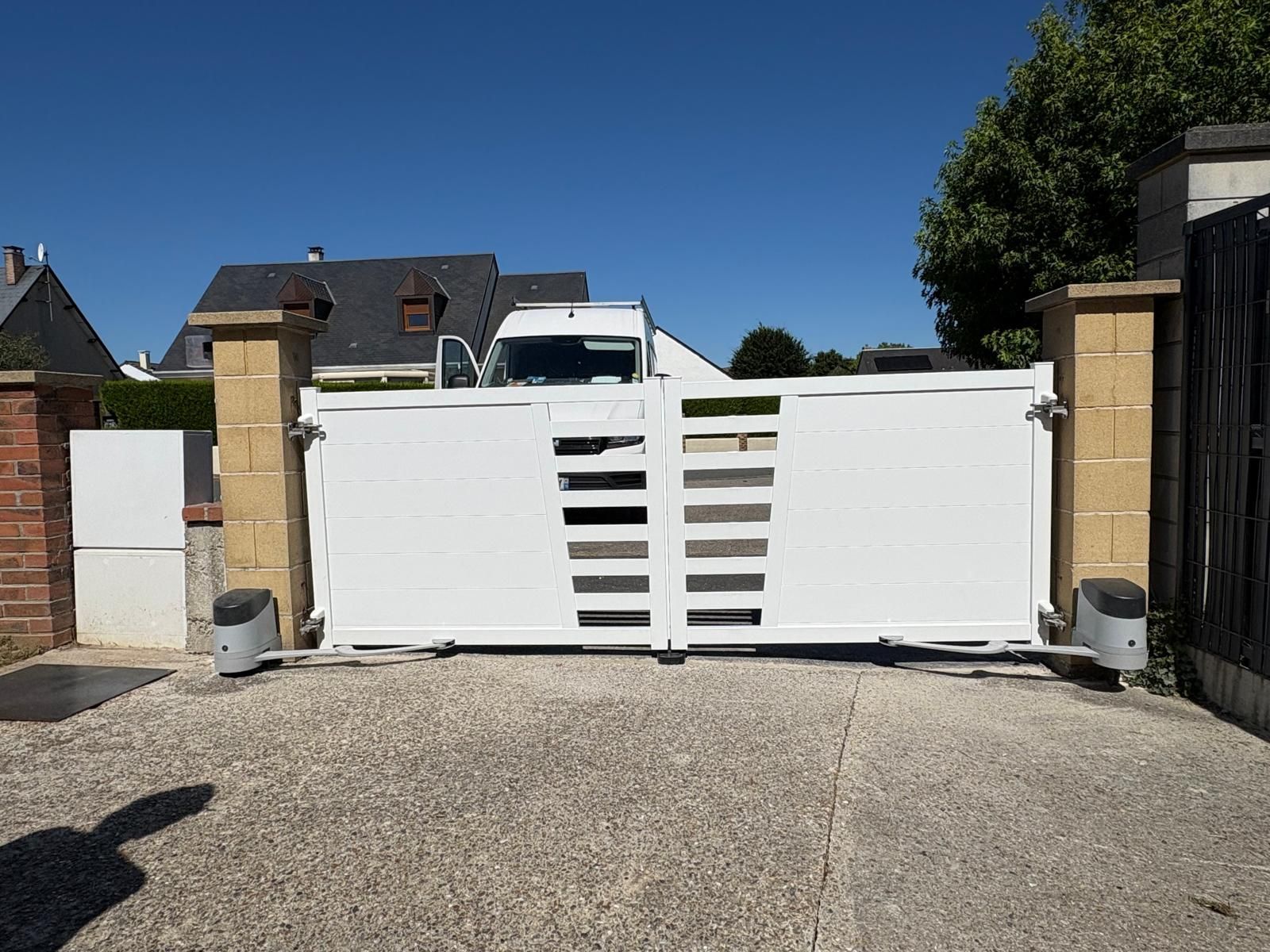 Portail aluminium blanc avec moteur