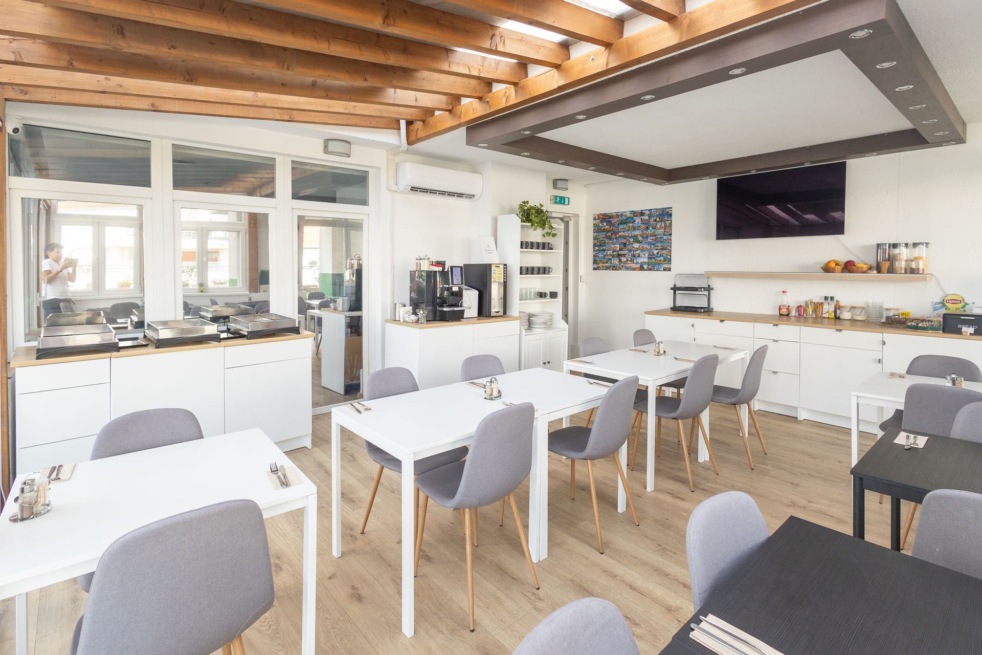 There are many tables and chairs in this room.