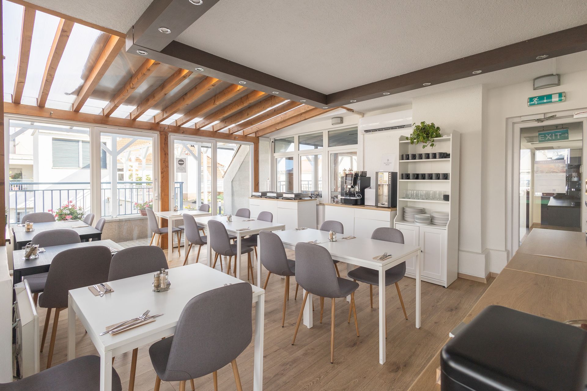 A large room with tables and chairs in a restaurant.