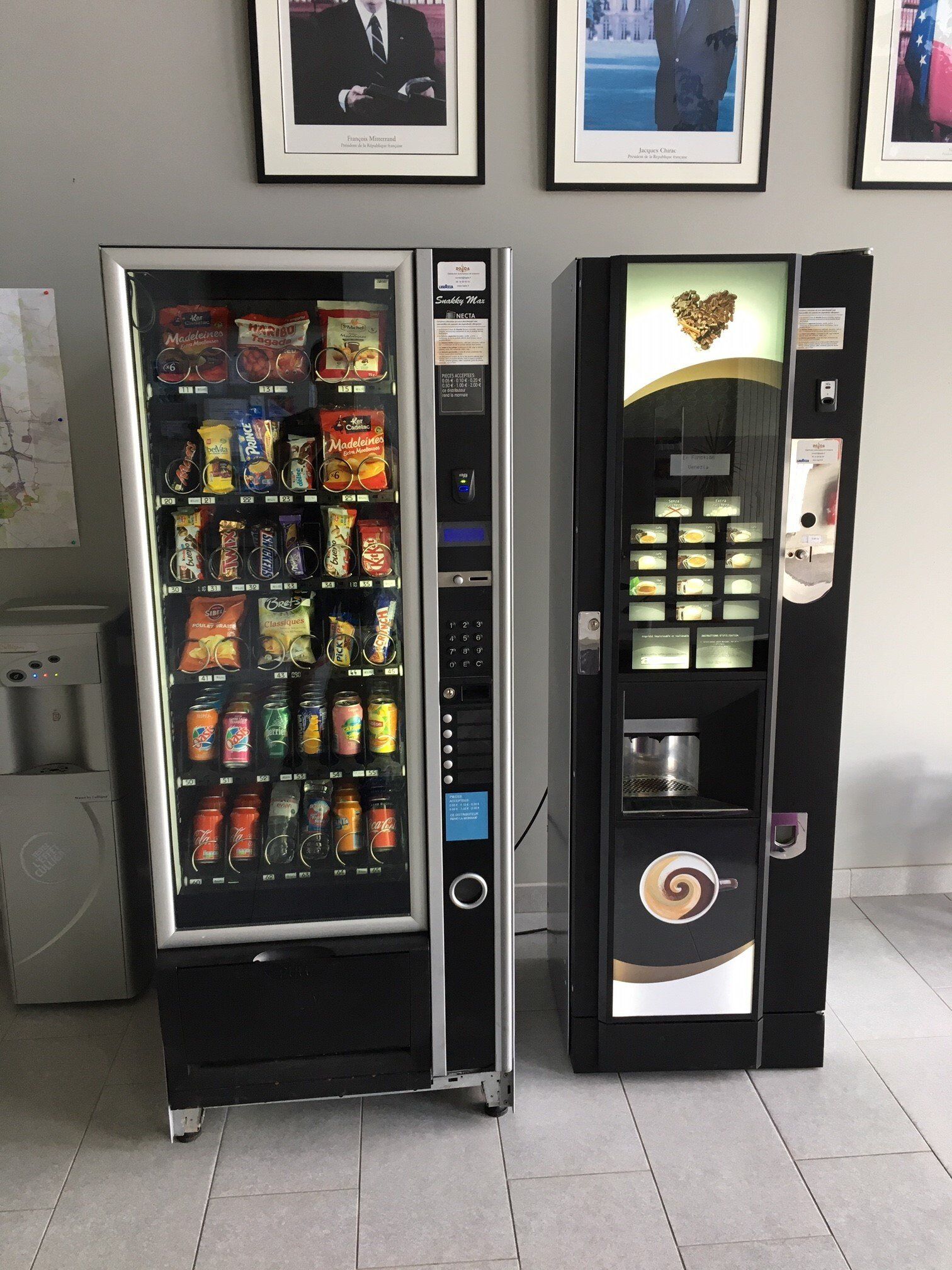 Un distributeur de boissons chaudes et un distributeur de boissons fraîches et confiseries