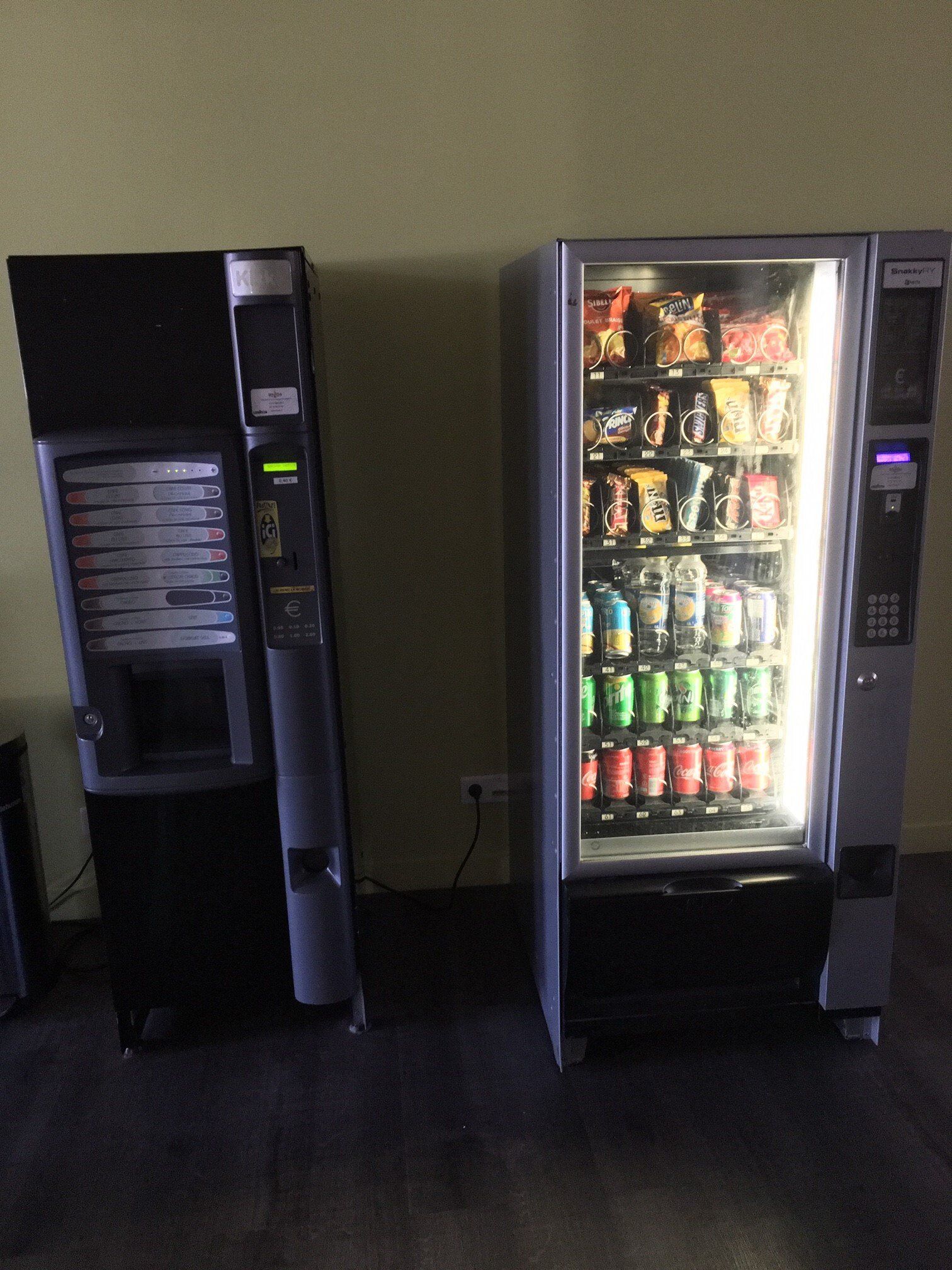 Un distributeur de boissons chaudes et un distributeur de boissons fraîches et confiseries