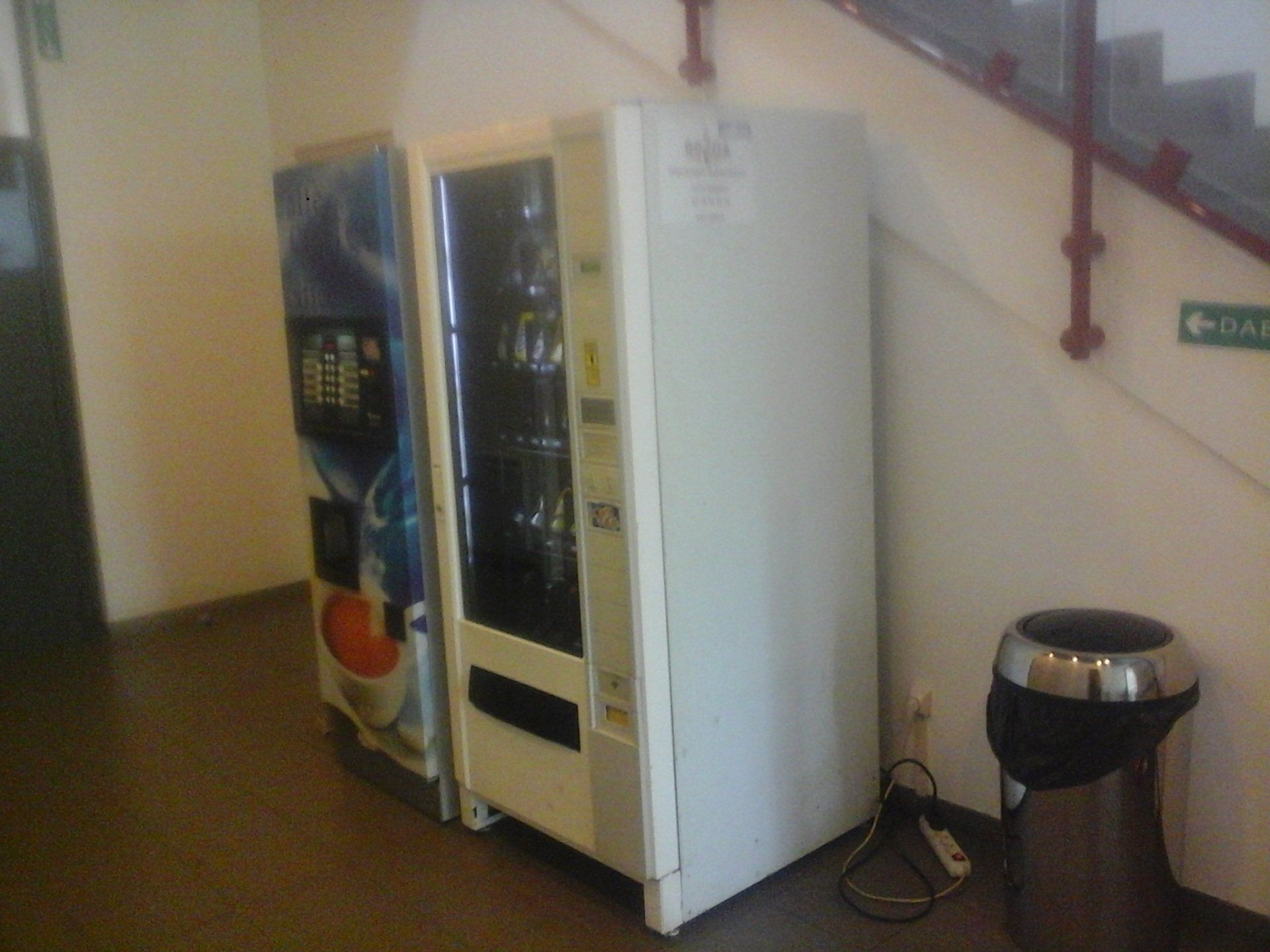 Un distributeur de boissons chaudes et un distributeur de boissons fraîches et confiseries