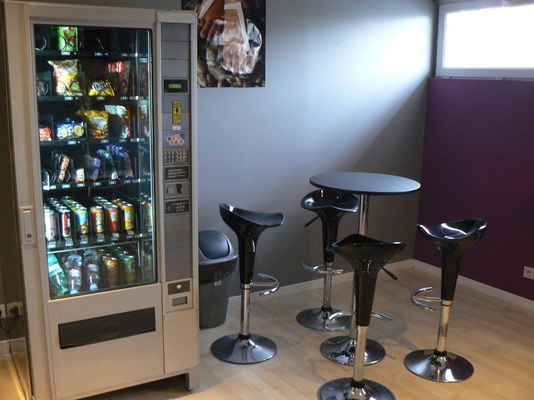 Un distributeur de boissons fraîches et confiseries