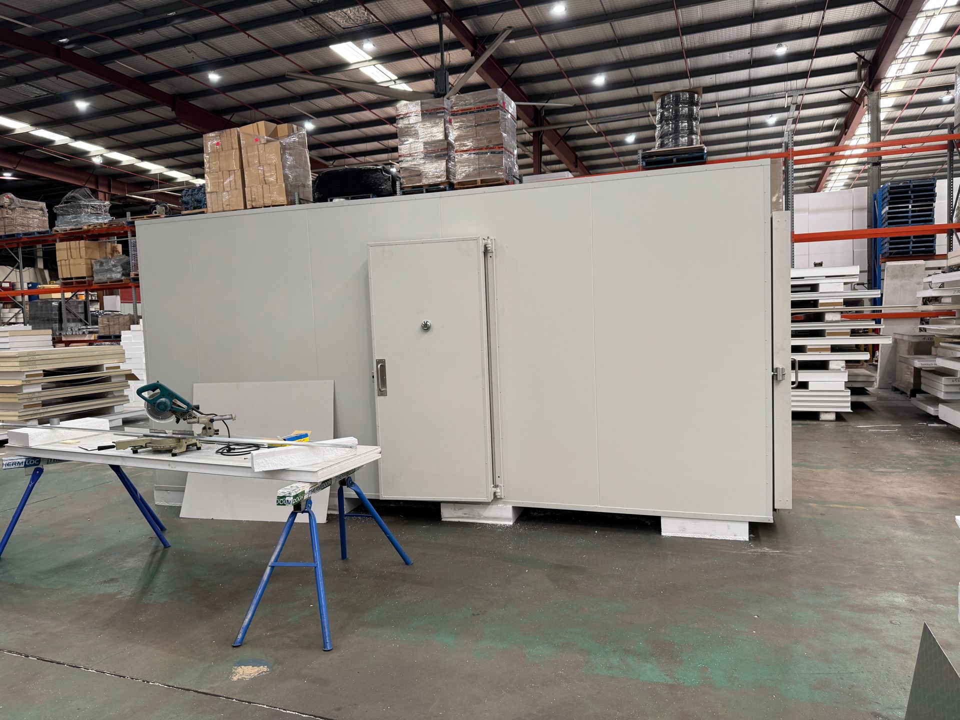 Cold storage room building