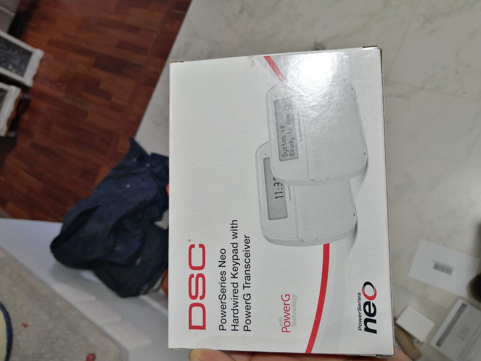 Caja de DSC PowerSeries Neo, un teclado inalámbrico con transceptor.