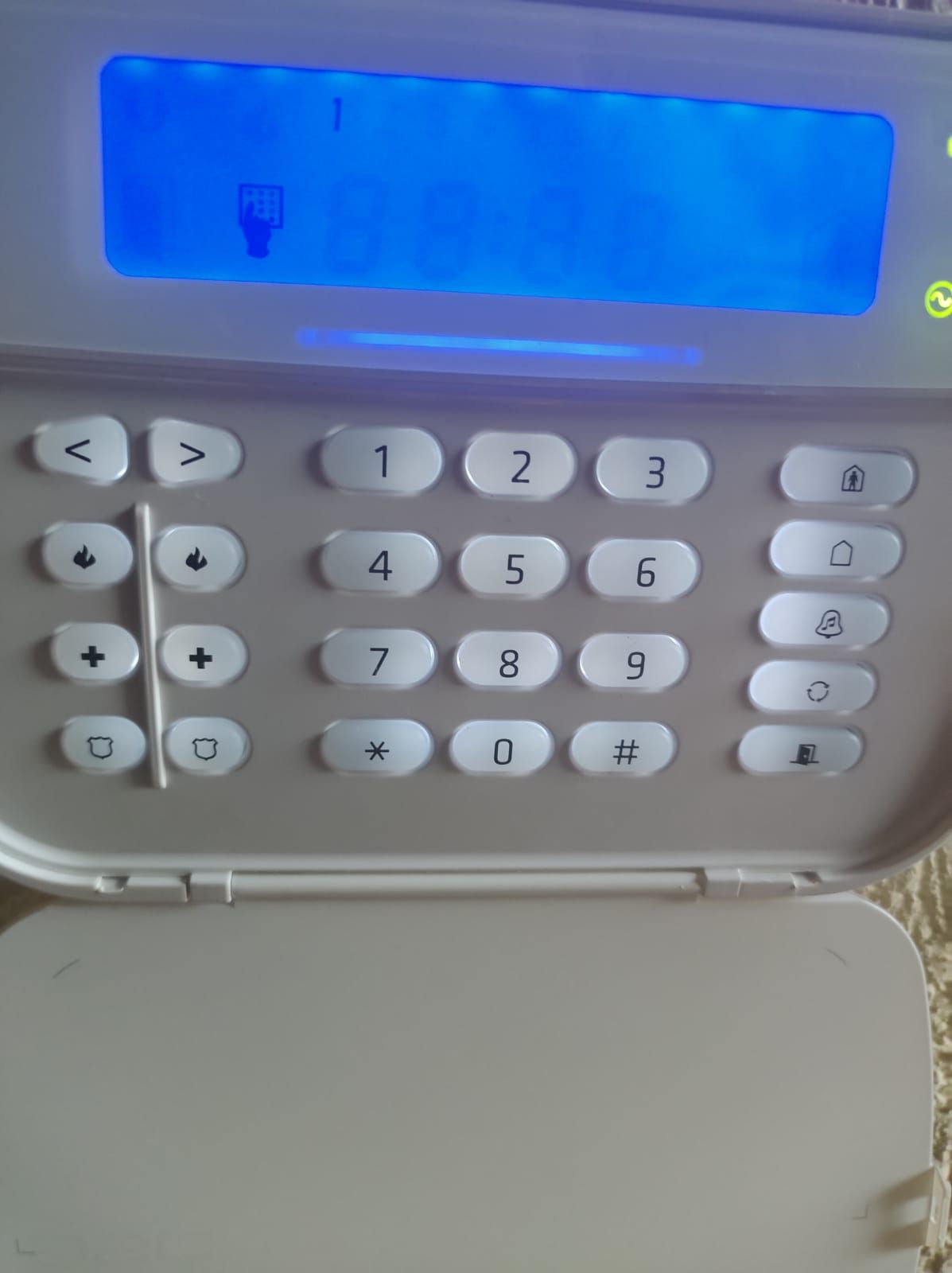 Teclado de sistema de alarma con pantalla retroiluminada azul y botones numerados.