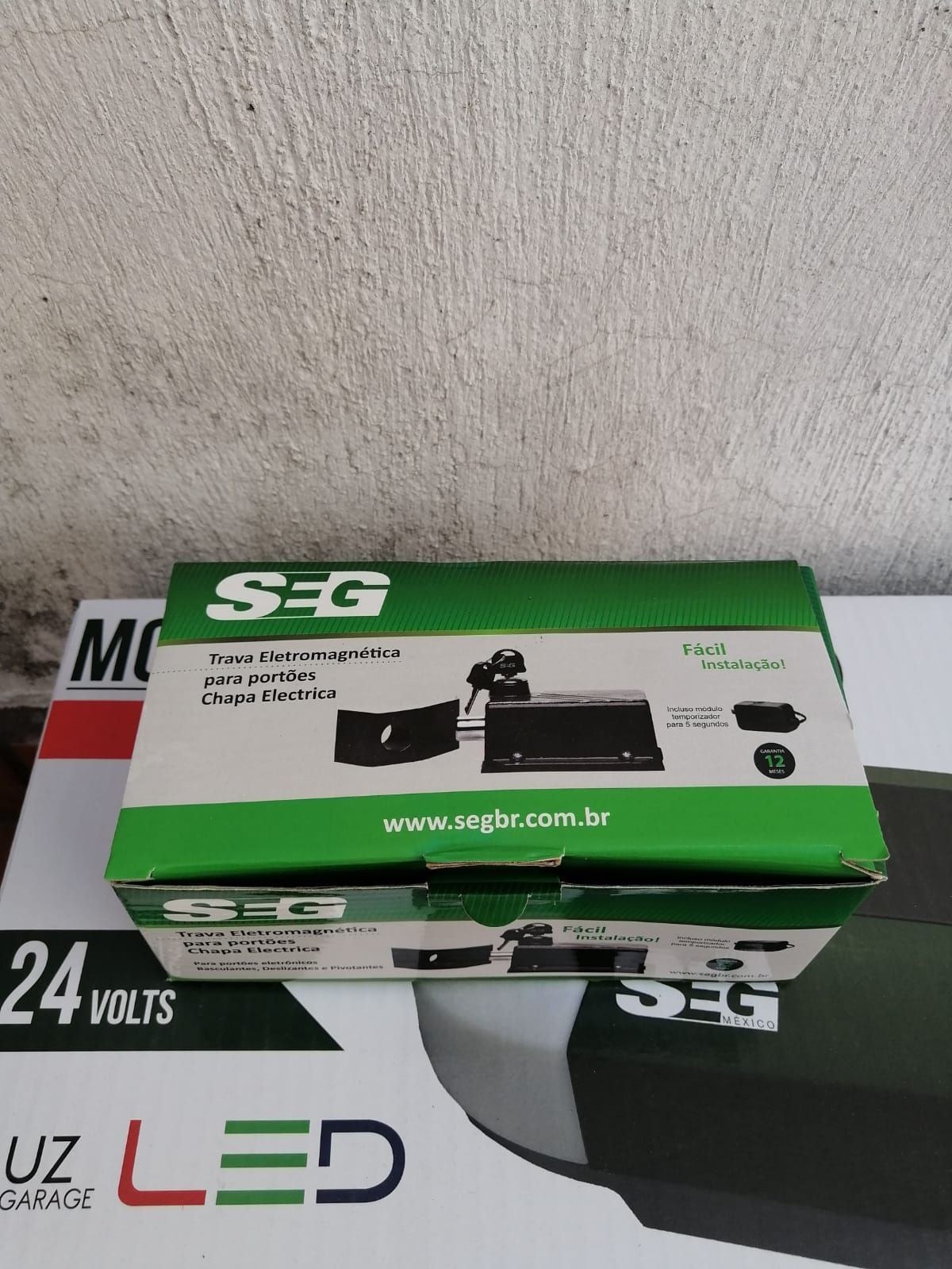 Caja para abridor de puerta de garaje. Verde y blanca, marca SEG.