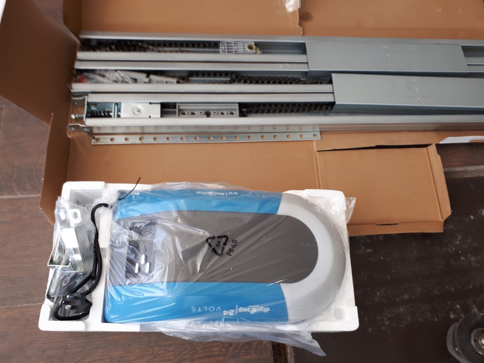 Kit de apertura de puerta de garaje en caja, incluye motor y riel.