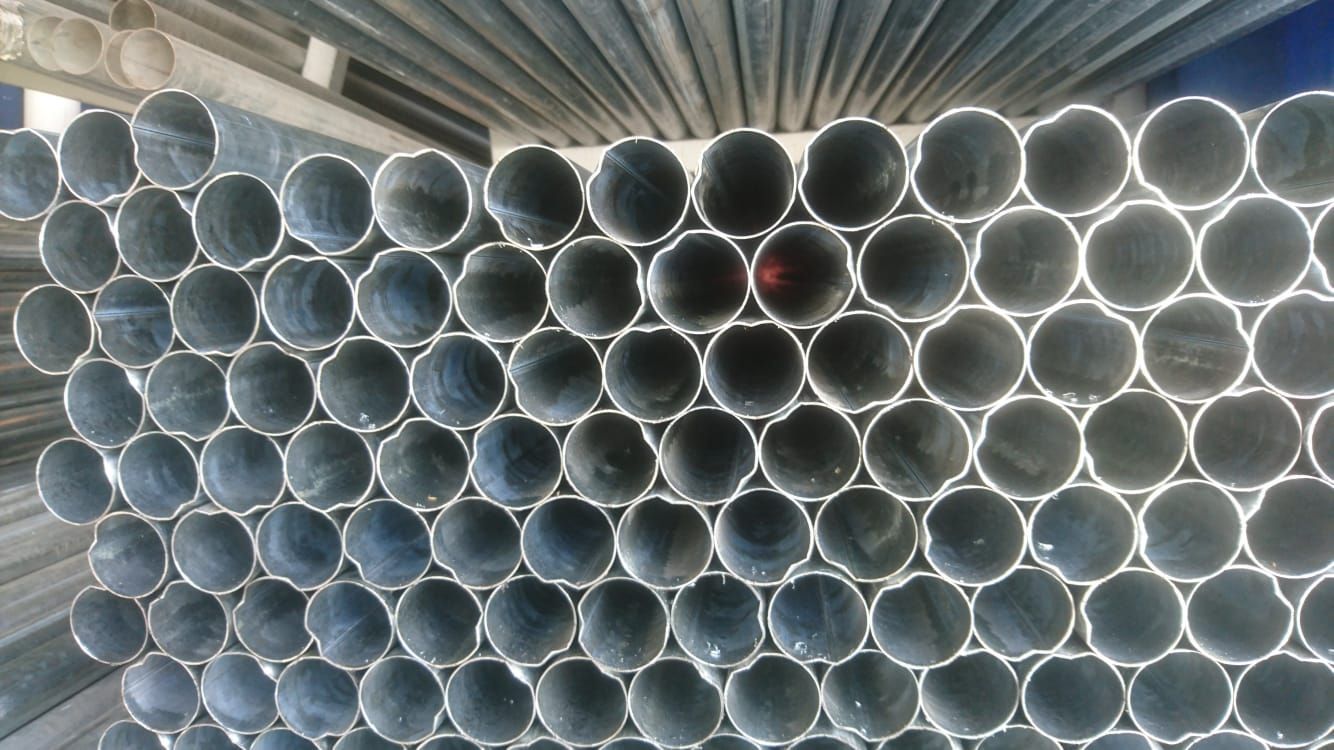 Pila de tubos de metal, cilindros grises, dispuestos muy juntos.