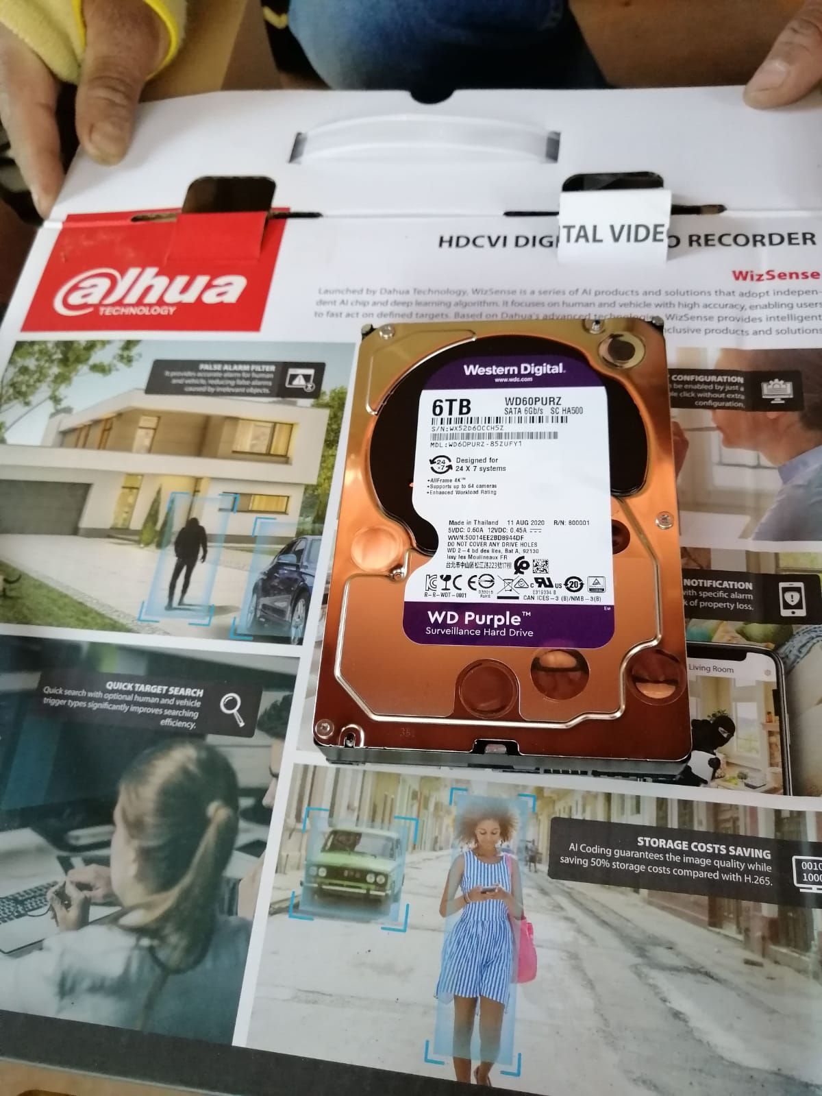 Disco duro encima de material promocional dentro de una caja de grabadora de video digital “Dahua”.