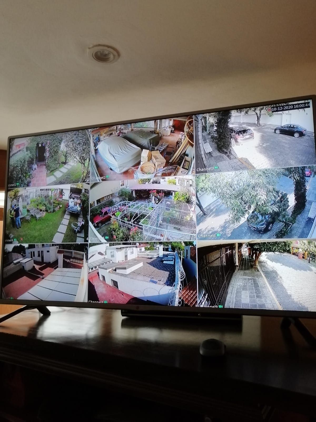 Cámaras de seguridad mostradas en un televisor, muestran múltiples vistas de una propiedad.