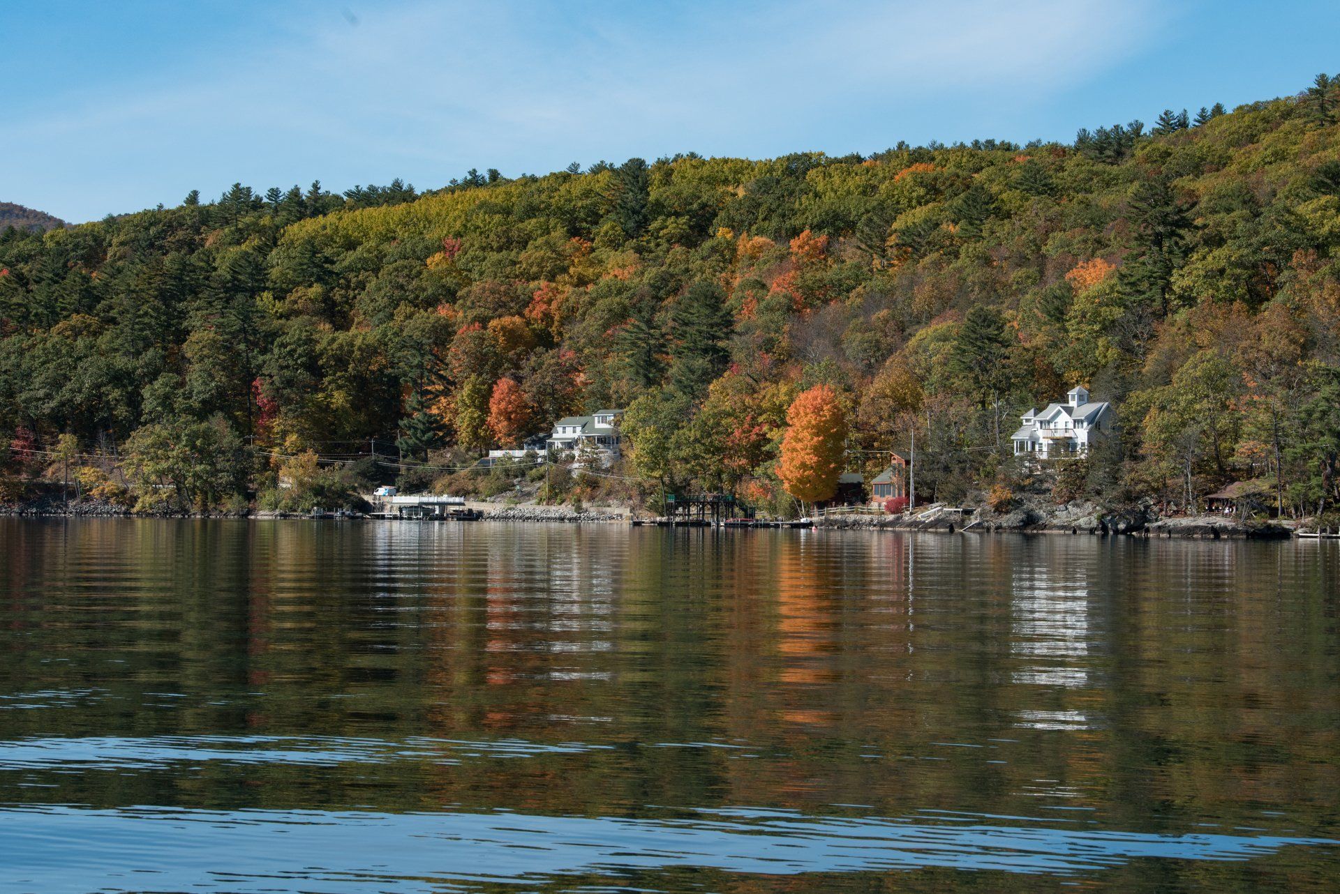 dockside-landing-marina-fall-vacation-on-lake-george