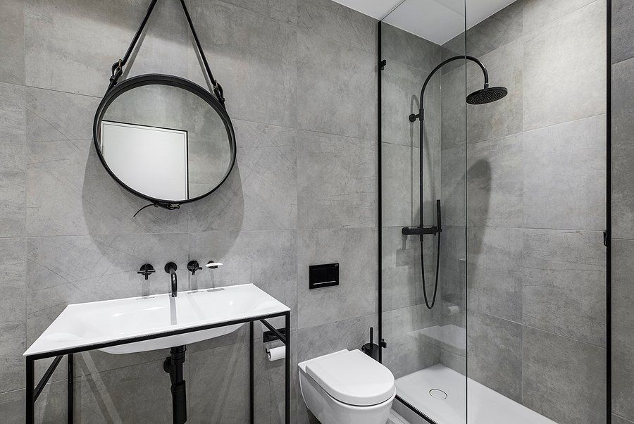 bathroom with mirror and tub