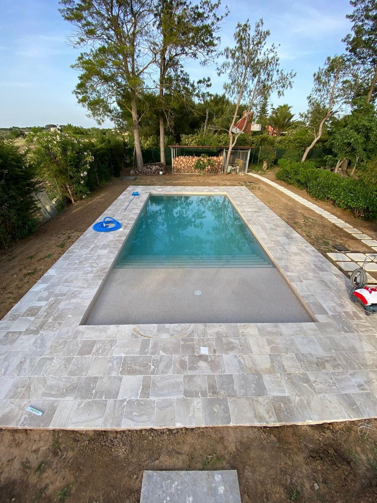 piscina interrata con skimmer in giardino  privato con telo alkorplan toouch sublime e pavimentazione in pietra di soleto